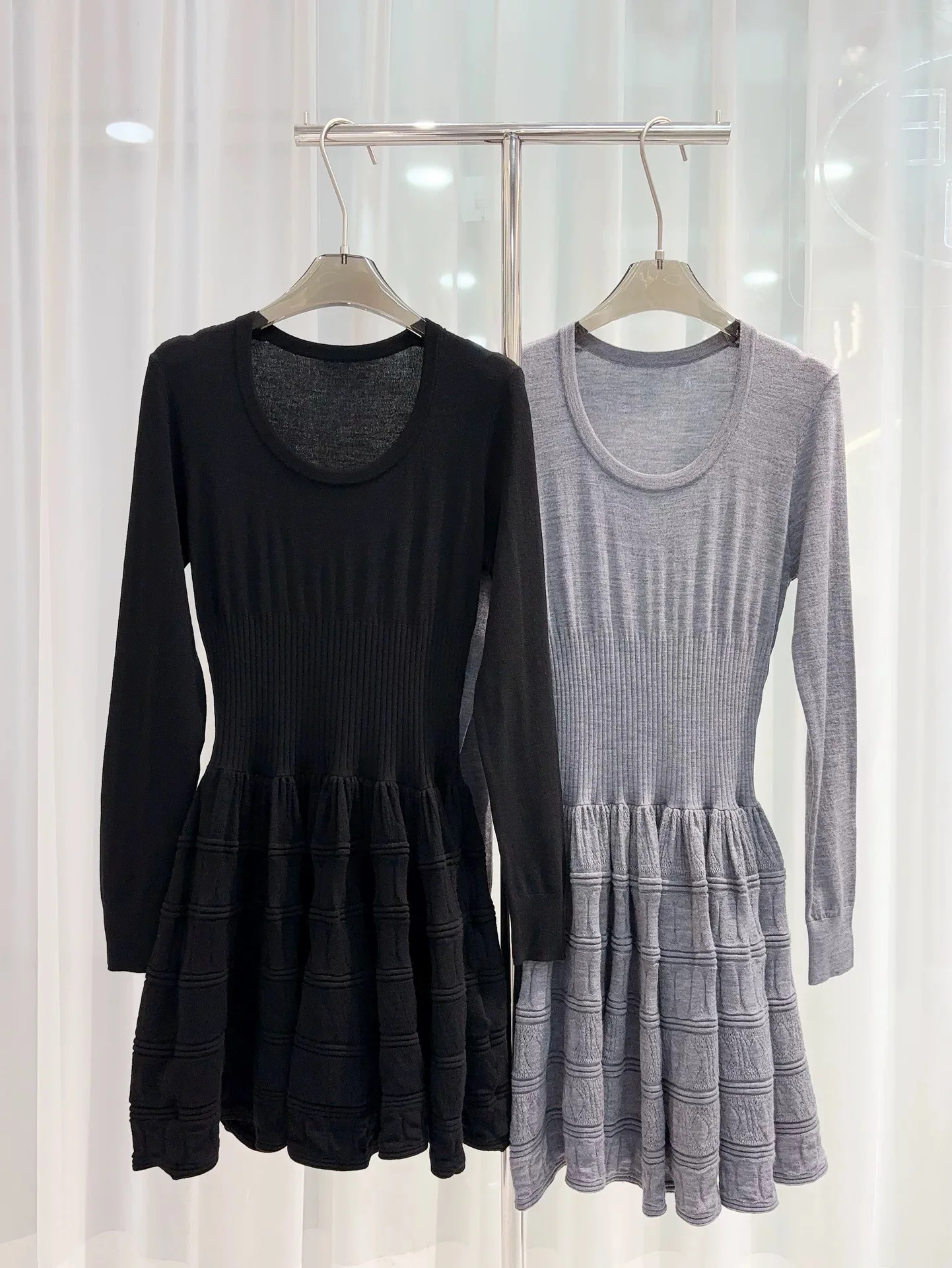 Women Long Sleeve Tierred Ruffles Slim Knitted Mini Dress
Women Long Sleeve Tierred Ruffles Slim Knitted Mini Dress