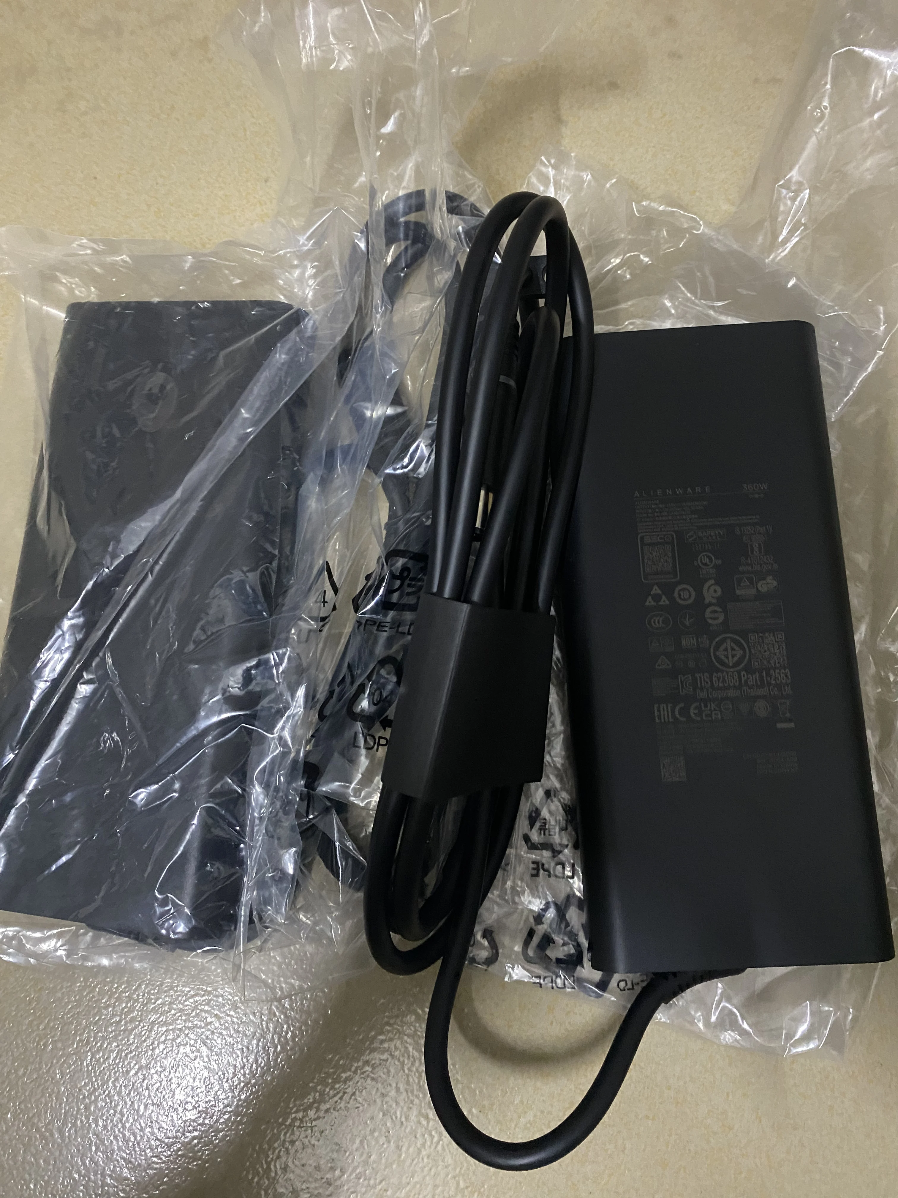 Новый оригинальный адаптер питания Alienware 360W GaN 19.5V 18.46A малого размера LA360PM230
Новый оригинальный адаптер питания Alienware 360W GaN 19.5V 18.46A малого размера LA360PM230