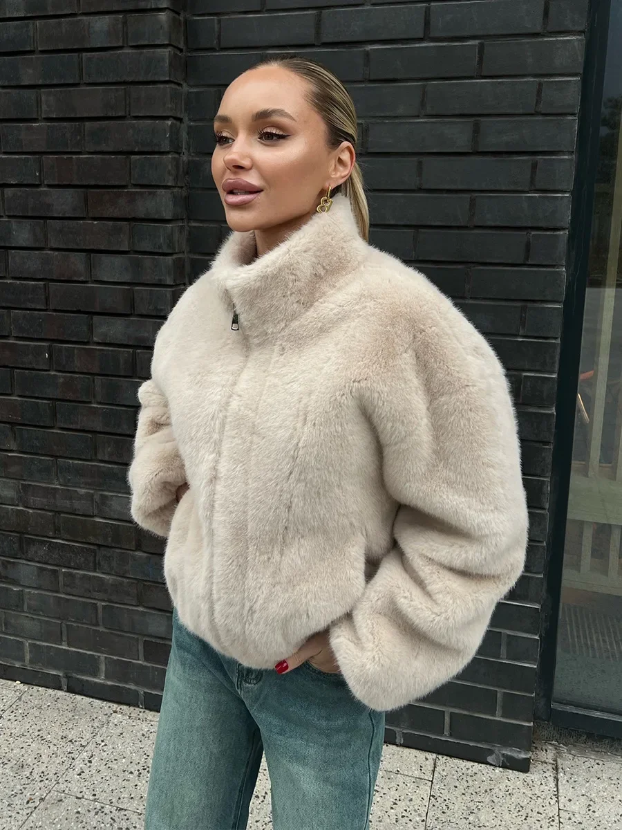 Новая женская куртка из искусственного меха на молнии, теплое плюшевое пальто большого размера, мягкая пушистая куртка с воротником-стойкой, осенне-зимняя повседневная куртка
Новая женская куртка из искусственного меха на молнии, теплое плюшевое пальто большого размера, мягкая пушистая куртка с воротником-стойкой, осенне-зимняя повседневная куртка