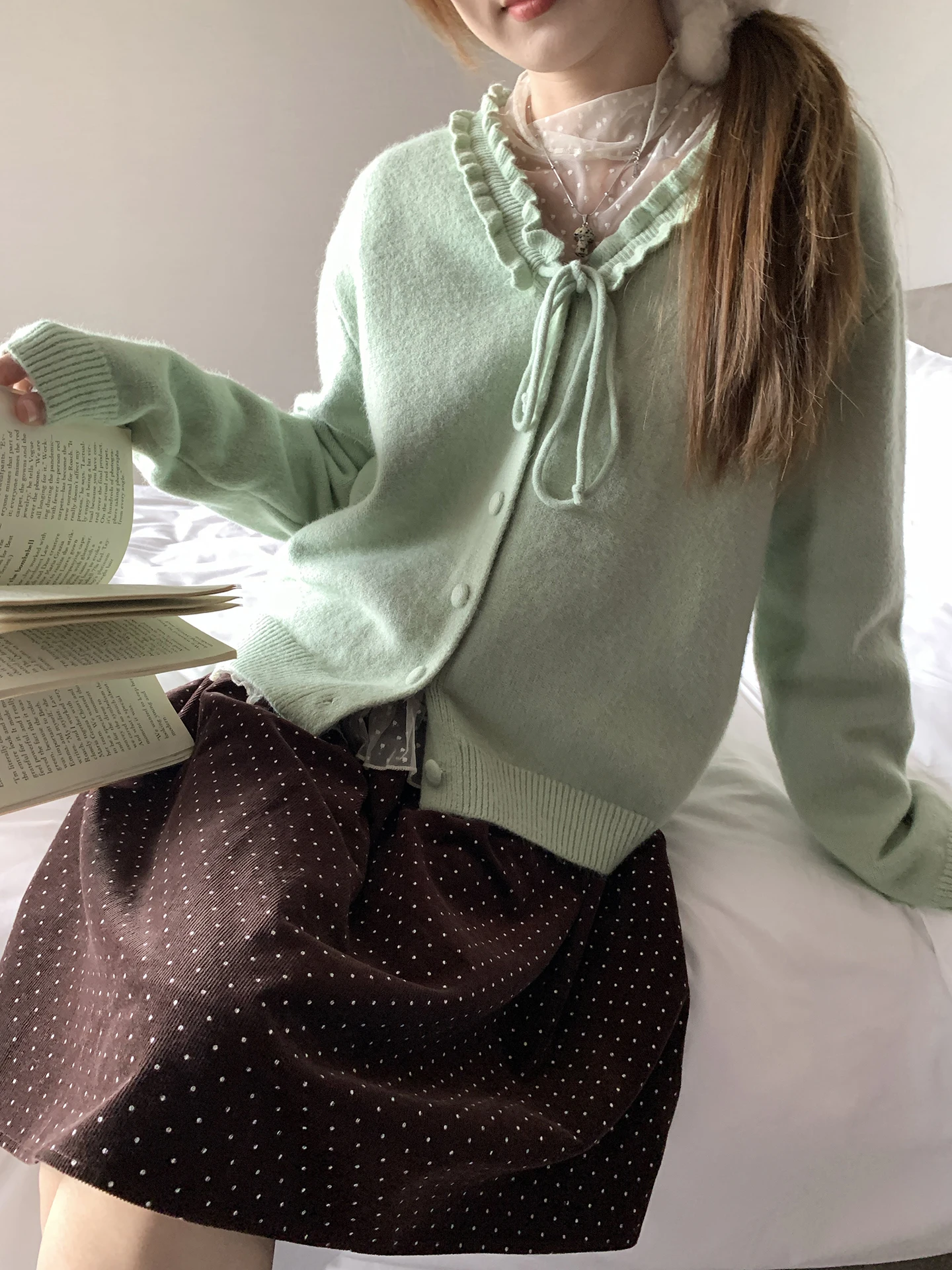 Holli Korean Sle Soft Cozy Single Button Floral Trim Belted Sweater Autumn Winter New Arrival Versatile Long Sve V-Ne
Holli Korean Sle Soft Cozy Single Button Floral Trim Belted Sweater Autumn Winter New Arrival Versatile Long Sve V-Ne