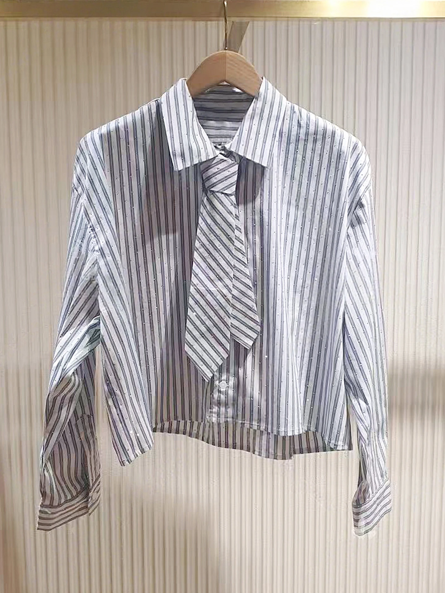 M Home Nan You Высококачественная женская повседневная блузка в полоску irt ort Length Diamond Heat Treaent Tie Весна-Осень Faion Женская блузка
M Home Nan You Высококачественная женская повседневная блузка в полоску irt ort Length Diamond Heat Treaent Tie Весна-Осень Faion Женская блузка