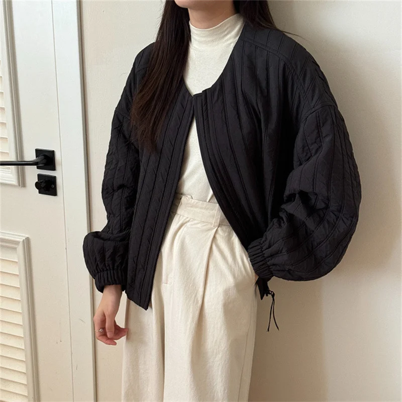 2025 New Women's Winter Jacket Korean Style High-end Round Neck Lightweight Cotton Jacket Loose Warm Short Cotton Clip Outerwear
2025 New Women's Winter Jacket Korean Style High-end Round Neck Lightweight Cotton Jacket Loose Warm Short Cotton Clip Outerwear