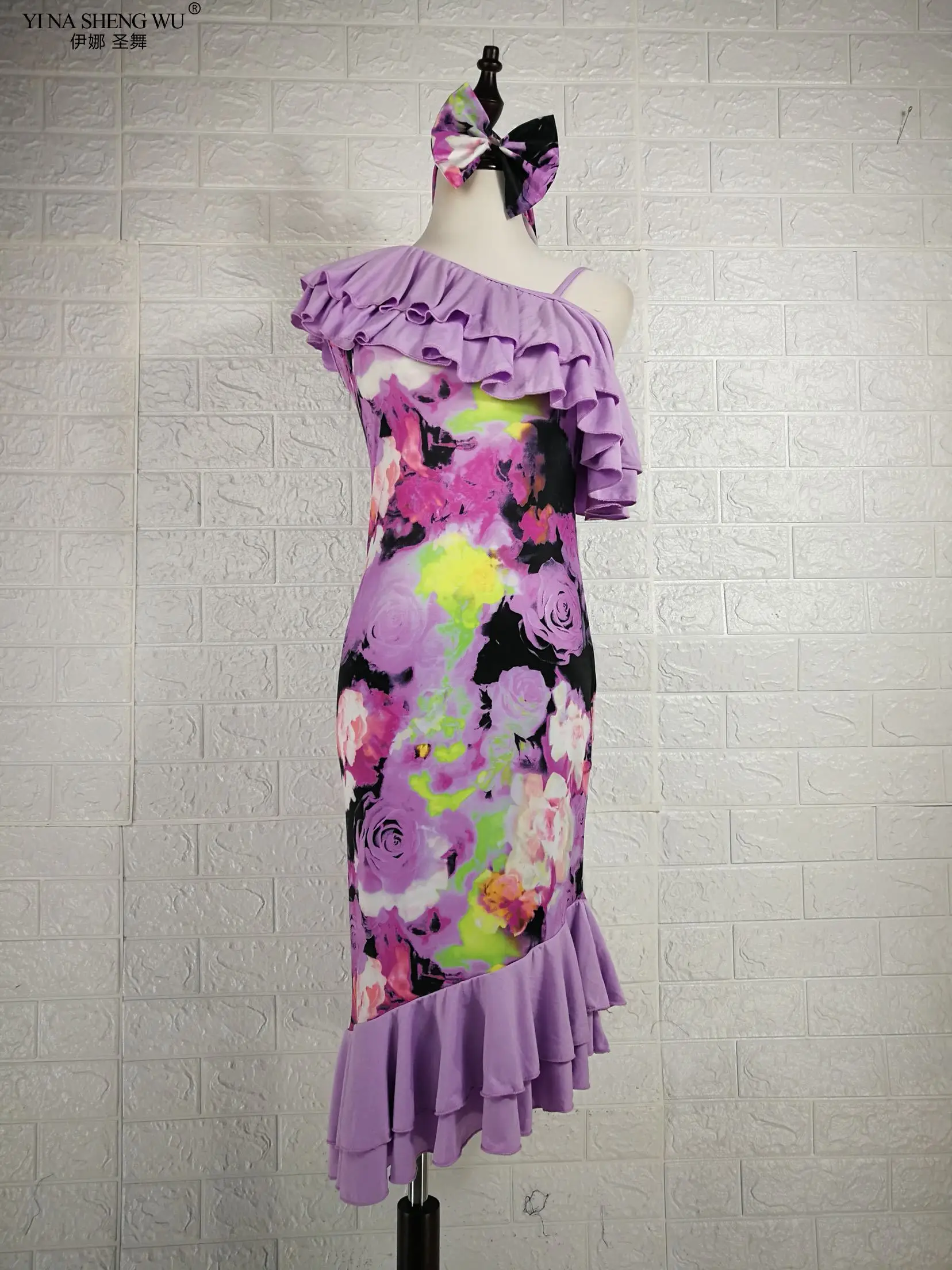 Костюм для танца живота, топ с v-образным вырезом, короткая юбка с короткими рукавами, комплект для профессии, одежда для выступлений с блестками для женщин и детей
Костюм для танца живота, топ с v-образным вырезом, короткая юбка с короткими рукавами, комплект для профессии, одежда для выступлений с блестками для женщин и детей