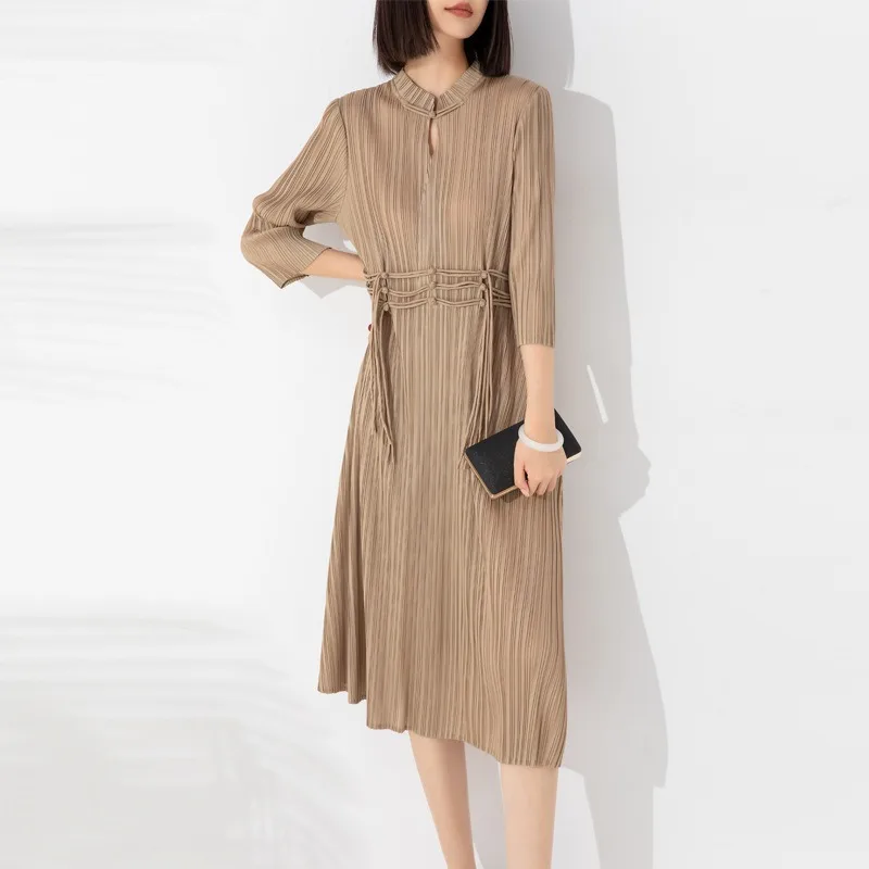 Женское плиссированное платье GGHK Miyake, Новинка осени 2023, однотонное модное свободное платье в стиле макси с воротником-стойкой и пуговицами
Женское плиссированное платье GGHK Miyake, Новинка осени 2023, однотонное модное свободное платье в стиле макси с воротником-стойкой и пуговицами