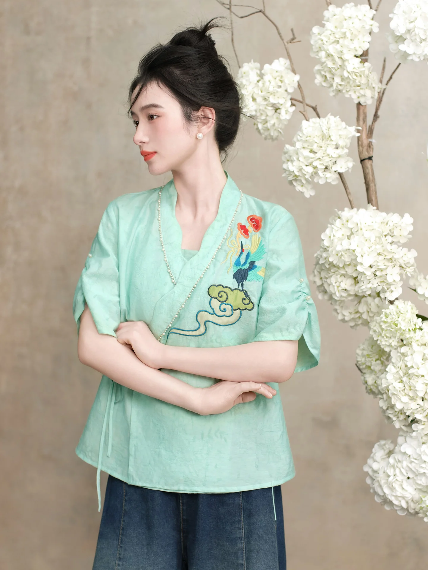 Оригинальный дизайн, летняя новинка: китайская вышитая блузка с ретро-воротником и изображением журавля, выполненная в стиле фейри-арт.
Оригинальный дизайн, летняя новинка: китайская вышитая блузка с ретро-воротником и изображением журавля, выполненная в стиле фейри-арт.