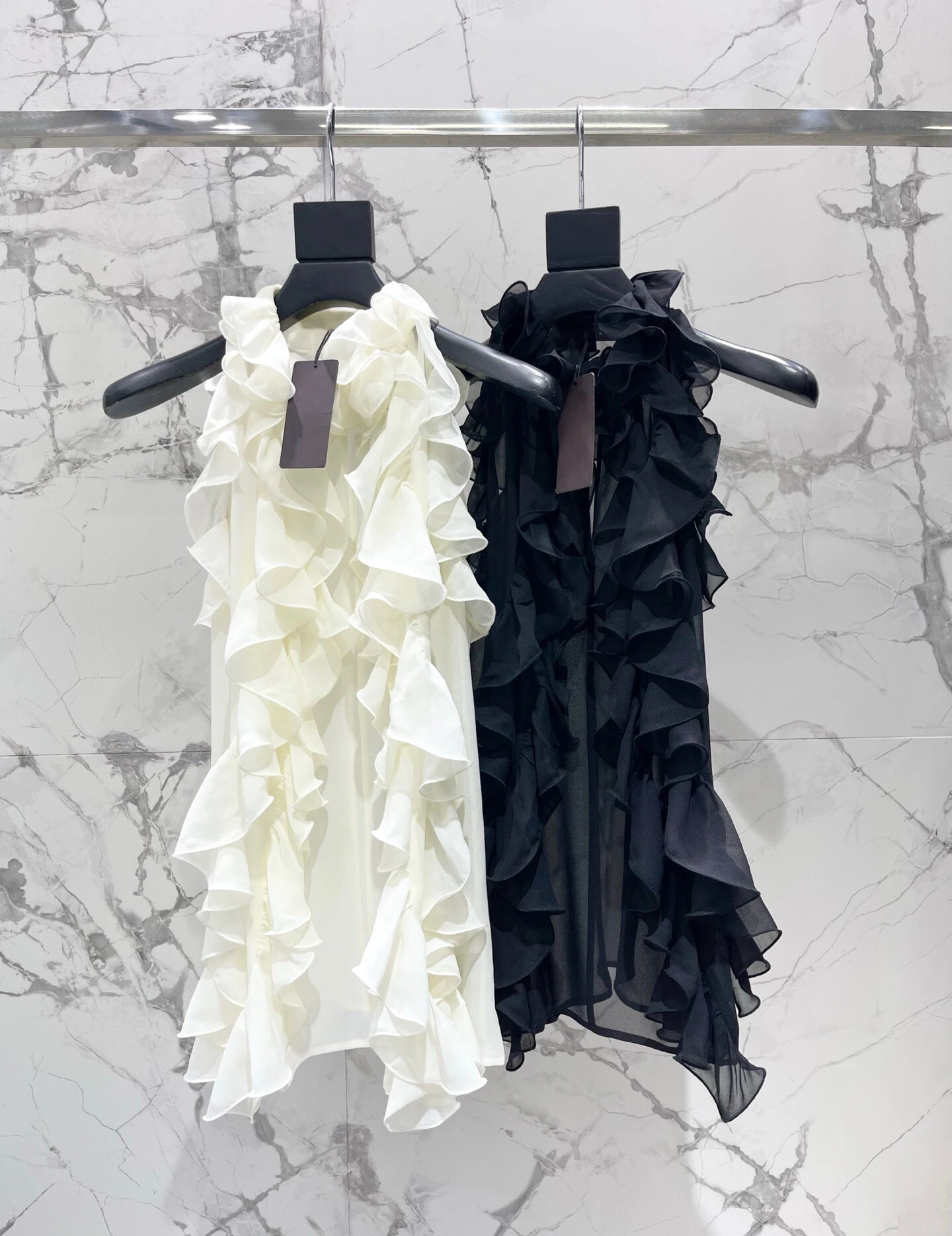 Sexy Ladies Sleeveless Top High Quality 100% Silk Ruffles Shirt Beige Fashion Women's Black Blouse
Sexy Ladies Sleeveless Top High Quality 100% Silk Ruffles Shirt Beige Fashion Women's Black Blouse
