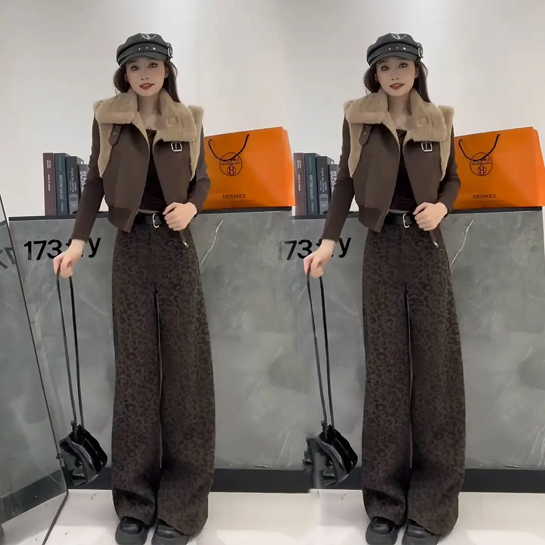 Korean Faion Winter 2025 Women's Long Sve Base irt Leather Vest Leopard Print Wide Leg Pants Tee Piece Set Casual Sle
Korean Faion Winter 2025 Women's Long Sve Base irt Leather Vest Leopard Print Wide Leg Pants Tee Piece Set Casual Sle
