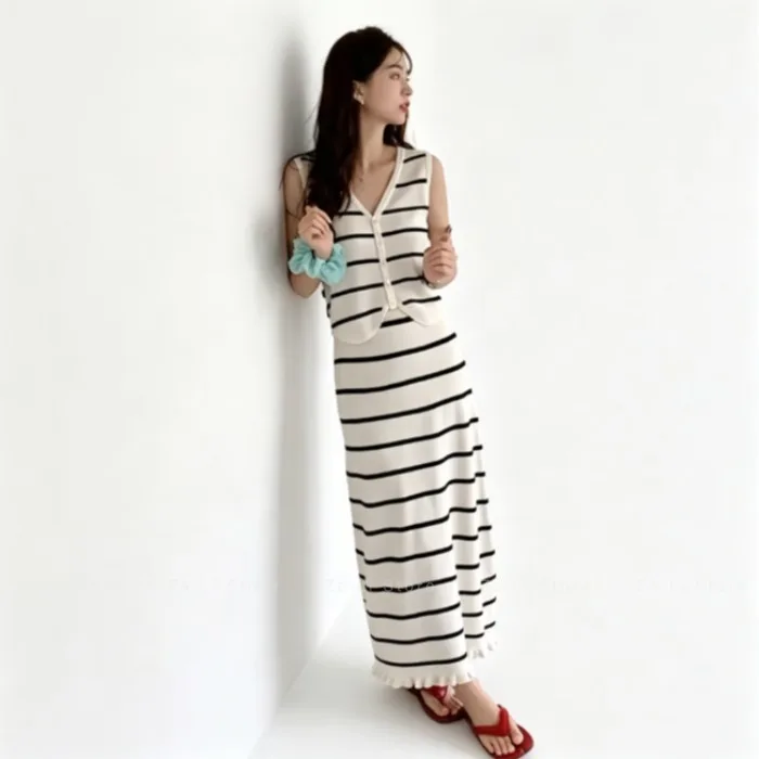 2026 New Soft & Gentle Black and White Striped Knit Vest and Ruffle Hem Skirt Set - Slimming, Versatile, and Effortless Outfit
2026 New Soft & Gentle Black and White Striped Knit Vest and Ruffle Hem Skirt Set - Slimming, Versatile, and Effortless Outfit