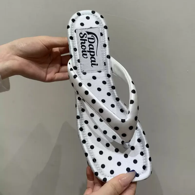 Designer Summer Polka Dot Women Slippers Concise Wedges Heel Dress Flip Flop Shoes Outdoor Clip Toe Beach Vacation Slides Shoes
Designer Summer Polka Dot Women Slippers Concise Wedges Heel Dress Flip Flop Shoes Outdoor Clip Toe Beach Vacation Slides Shoes