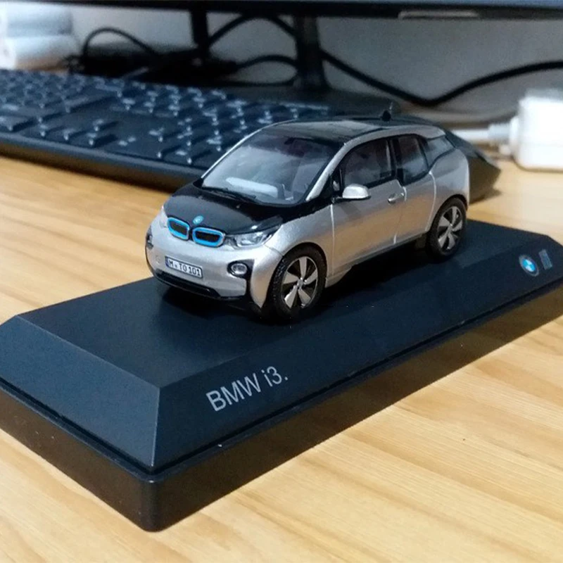 Diecast Original 1:43 Scale BMW i3 Simulation Alloy Truck Model Static Display Collectible Toy Gift Souvenir Decoration
Diecast Original 1:43 Scale BMW i3 Simulation Alloy Truck Model Static Display Collectible Toy Gift Souvenir Decoration