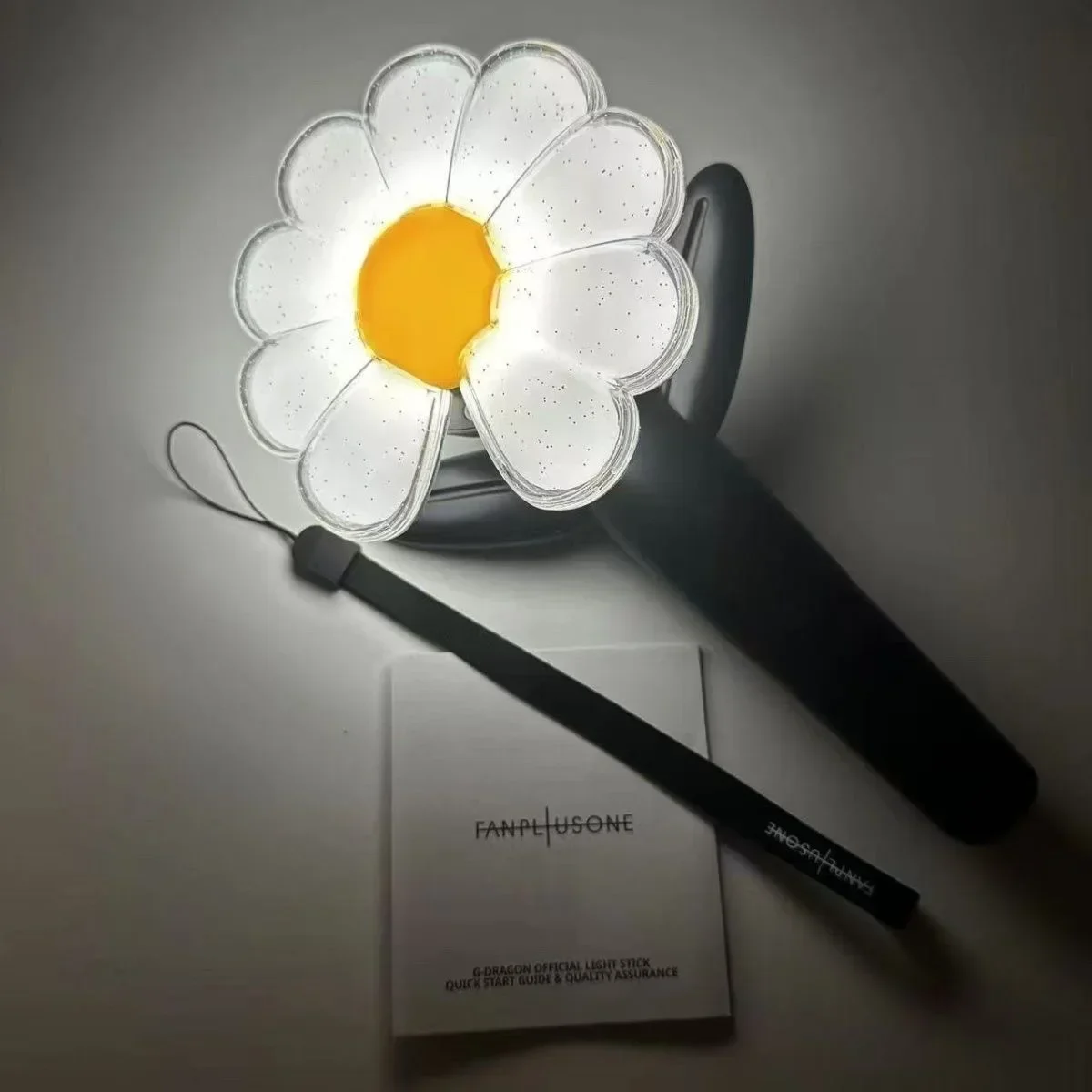 Подлинная Официальная световая палочка KPOP BIGBANG G-Dragon Gd Little Daisy Light Stick Флуоресцентная палочка Ручной светильник
Подлинная Официальная световая палочка KPOP BIGBANG G-Dragon Gd Little Daisy Light Stick Флуоресцентная палочка Ручной светильник