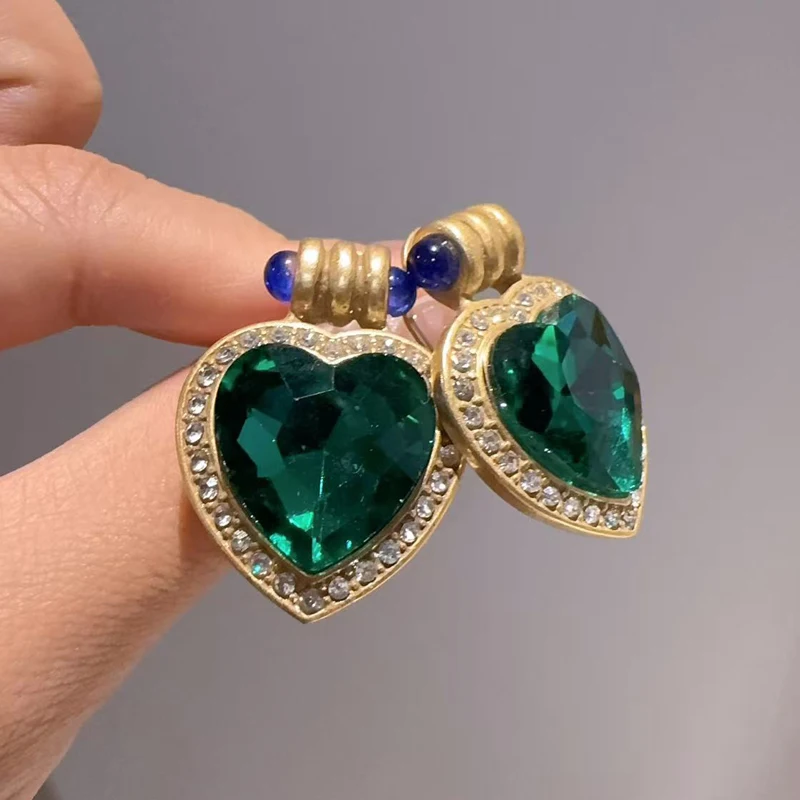 Vintage Love Green Crystal Heart Earrings Antique Gold Color Rhinestone High Quality Wedding Luxury Brand Jewelry 2025 Trendy
Vintage Love Green Crystal Heart Earrings Antique Gold Color Rhinestone High Quality Wedding Luxury Brand Jewelry 2025 Trendy