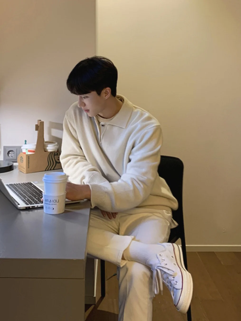 Винтажный американский вязаный свитер-рубашка для мужчин, повседневный, с отложным воротником, модный, свободного кроя, с длинными рукавами, молодежная одежда
Винтажный американский вязаный свитер-рубашка для мужчин, повседневный, с отложным воротником, модный, свободного кроя, с длинными рукавами, молодежная одежда