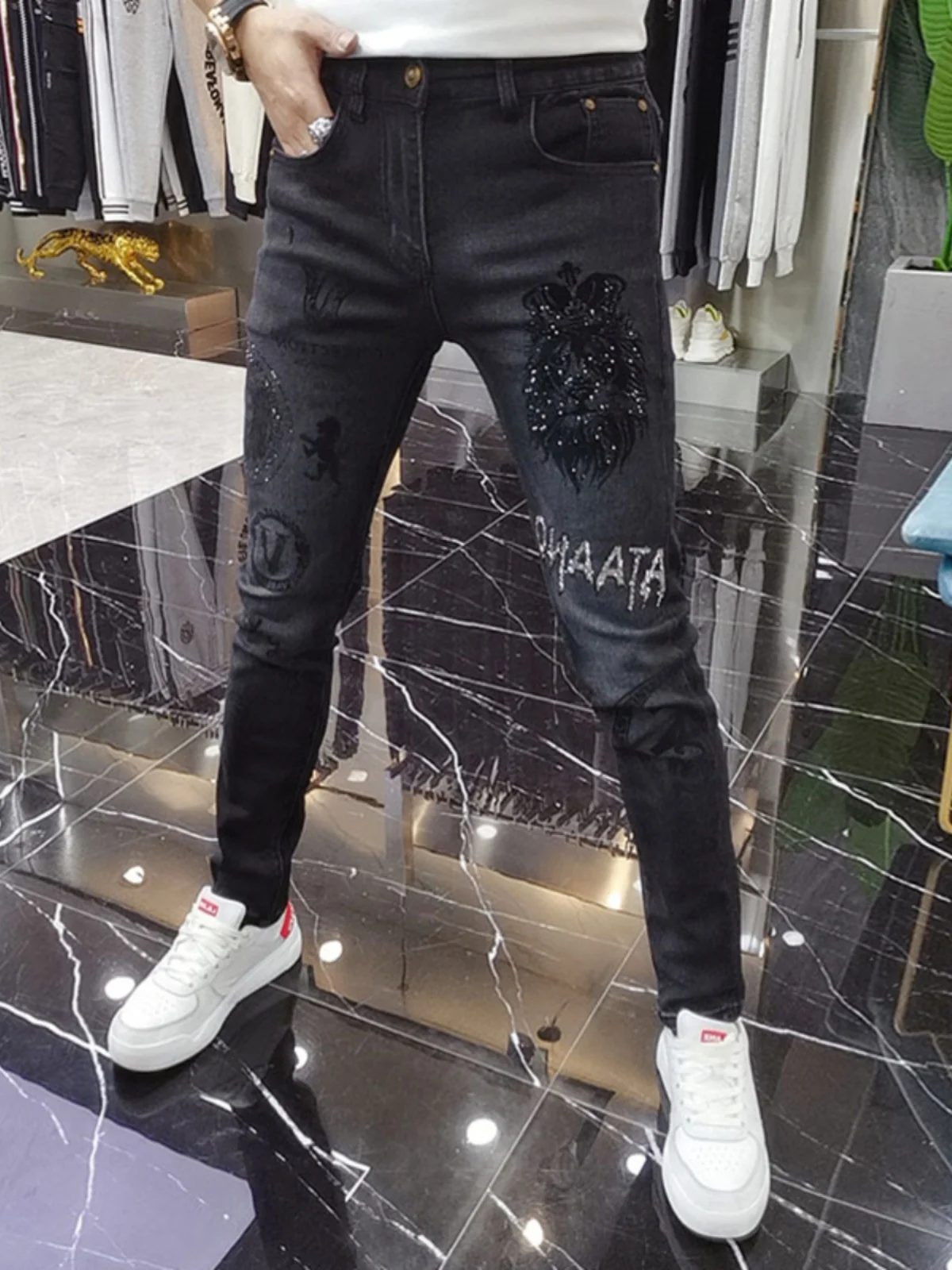 Faionable Men's Bla Slim Fit Jeans Heavy Du Rhinestone Print Cotton Stretch Denim mid Waist Long Trousers for Youth
Faionable Men's Bla Slim Fit Jeans Heavy Du Rhinestone Print Cotton Stretch Denim mid Waist Long Trousers for Youth