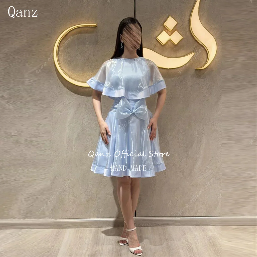 Qanz Sky Blue Organza Prom Dresses Short A Line Capelet Formal Evening Gowns Mini Dubai Womenفساتين سهره نسائي Customized
Qanz Sky Blue Organza Prom Dresses Short A Line Capelet Formal Evening Gowns Mini Dubai Womenفساتين سهره نسائي Customized