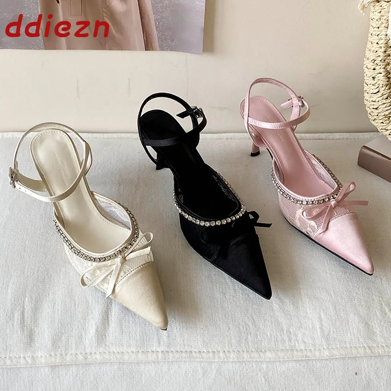 Новые модные туфли-лодочки с ремешком на щиколотке, женские туфли на тонком каблуке с бантом-бабочкой и стразами, женские туфли с острым носком на высоком каблуке
Новые модные туфли-лодочки с ремешком на щиколотке, женские туфли на тонком каблуке с бантом-бабочкой и стразами, женские туфли с острым носком на высоком каблуке