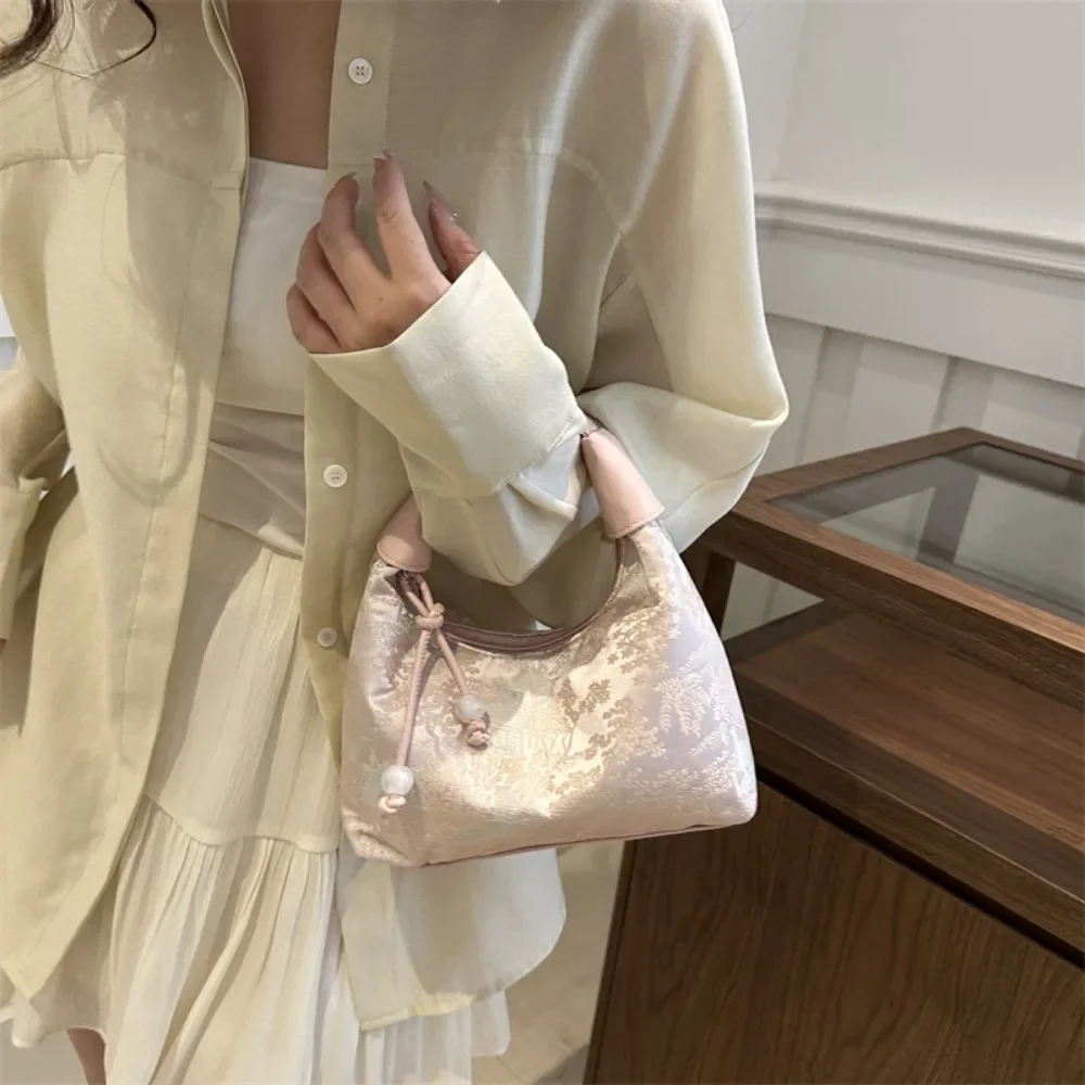 New Chinese Style Armpit Bag 2024 Autumn New Embroidery Niche High-end Single Shoulder Bag Nylon Texture Crossbody Bag for Women
New Chinese Style Armpit Bag 2024 Autumn New Embroidery Niche High-end Single Shoulder Bag Nylon Texture Crossbody Bag for Women
