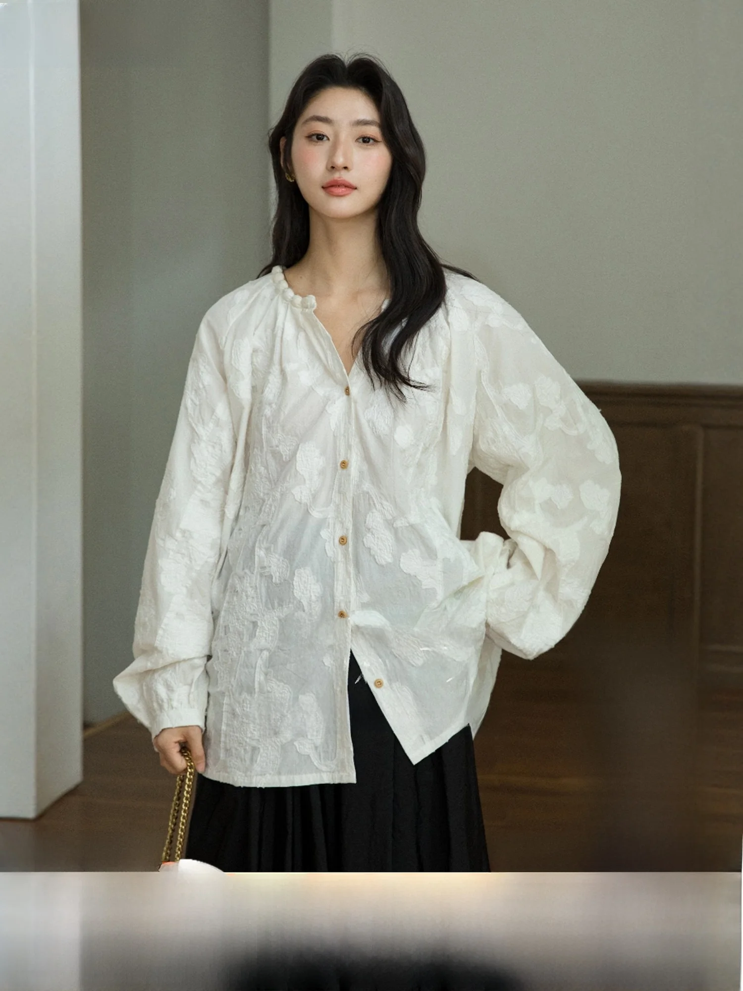 Белая вышитая ажурная блузка из хлопка и льна с тяжелой отделкой, прямого кроя, на пуговицах, с фиксацией цвета смолой.
Белая вышитая ажурная блузка из хлопка и льна с тяжелой отделкой, прямого кроя, на пуговицах, с фиксацией цвета смолой.