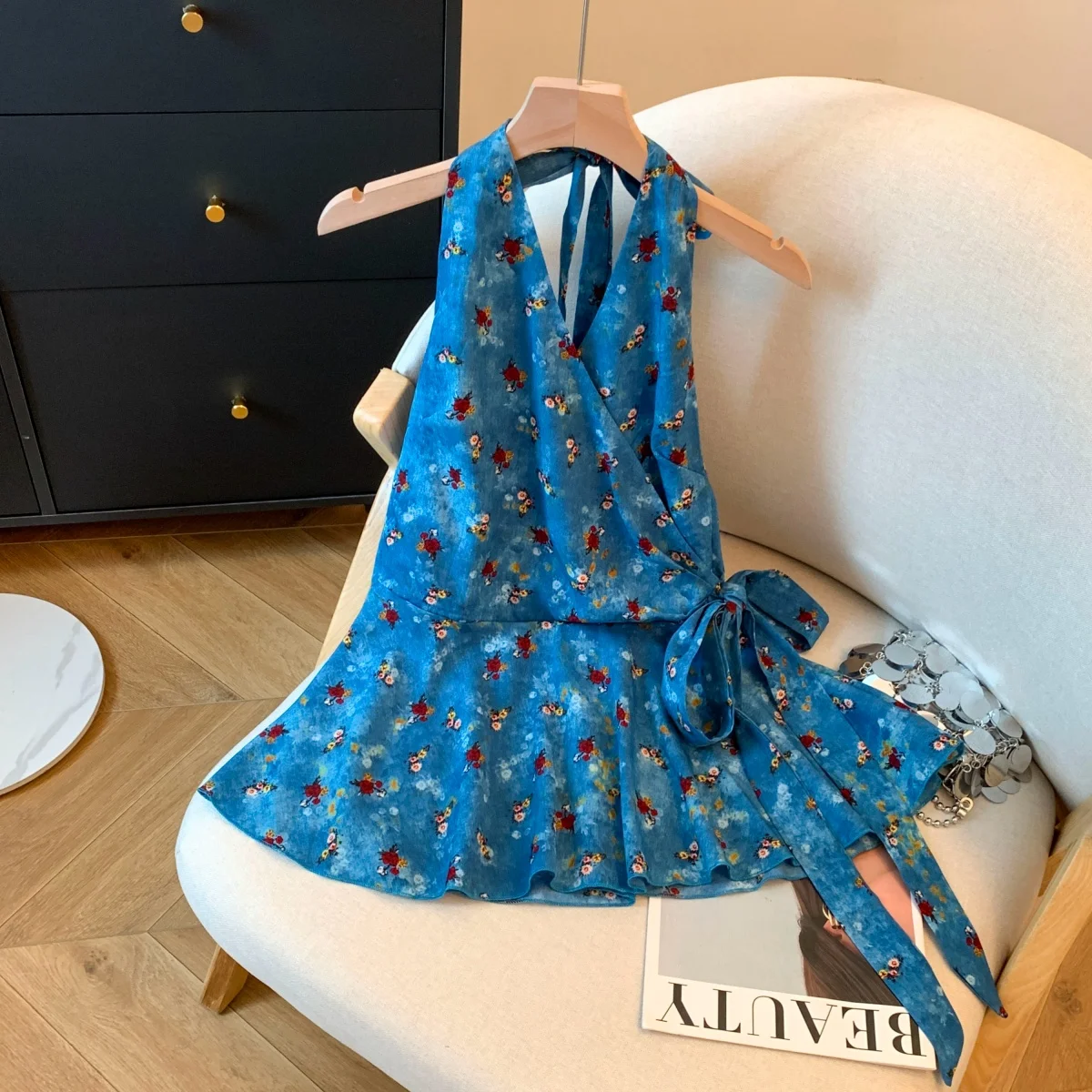 Summer Blue Floral V-neck Short Chiffon Waist-cinching Dress Slimming Design Halter Neck Dress Trendy Girl's Fashion Dress
Summer Blue Floral V-neck Short Chiffon Waist-cinching Dress Slimming Design Halter Neck Dress Trendy Girl's Fashion Dress