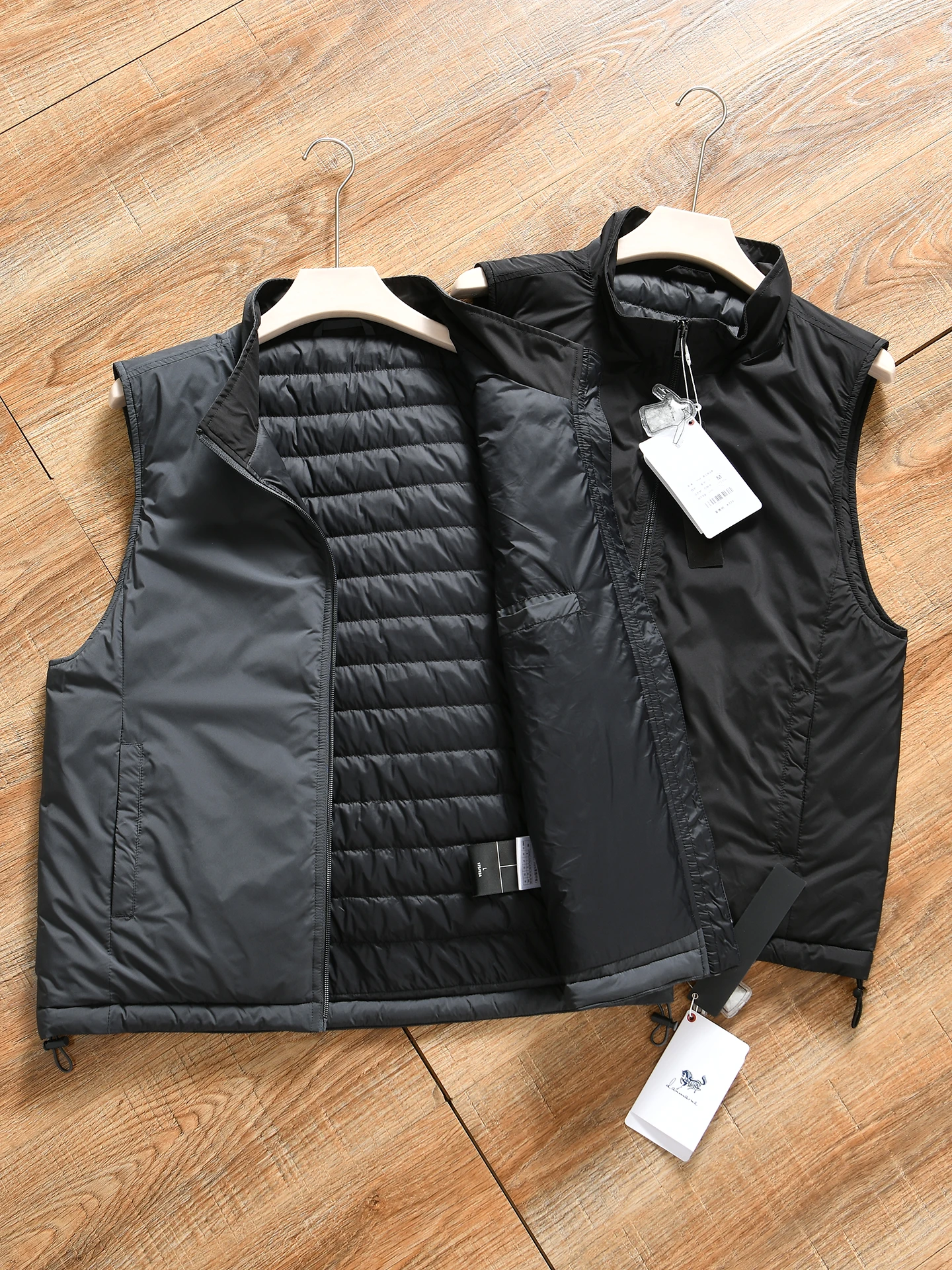 Men's Outdoor Casual Quilted Jacket Lightweight Warm 90 Duck down Waterproof Zipper Closure Fashionable Urban Style
Men's Outdoor Casual Quilted Jacket Lightweight Warm 90 Duck down Waterproof Zipper Closure Fashionable Urban Style