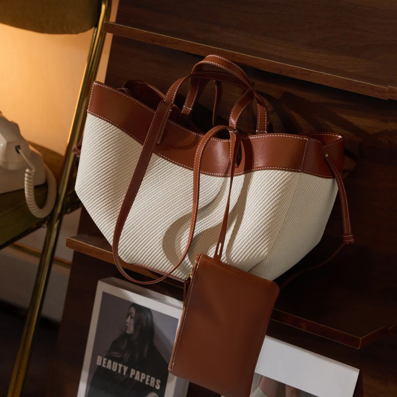 New 2025 Women's Large Capacity Wing Bag Premium Sensory Thoth Shoulder Bag Light Luxury Niche Design 
New 2025 Women's Large Capacity Wing Bag Premium Sensory Thoth Shoulder Bag Light Luxury Niche Design