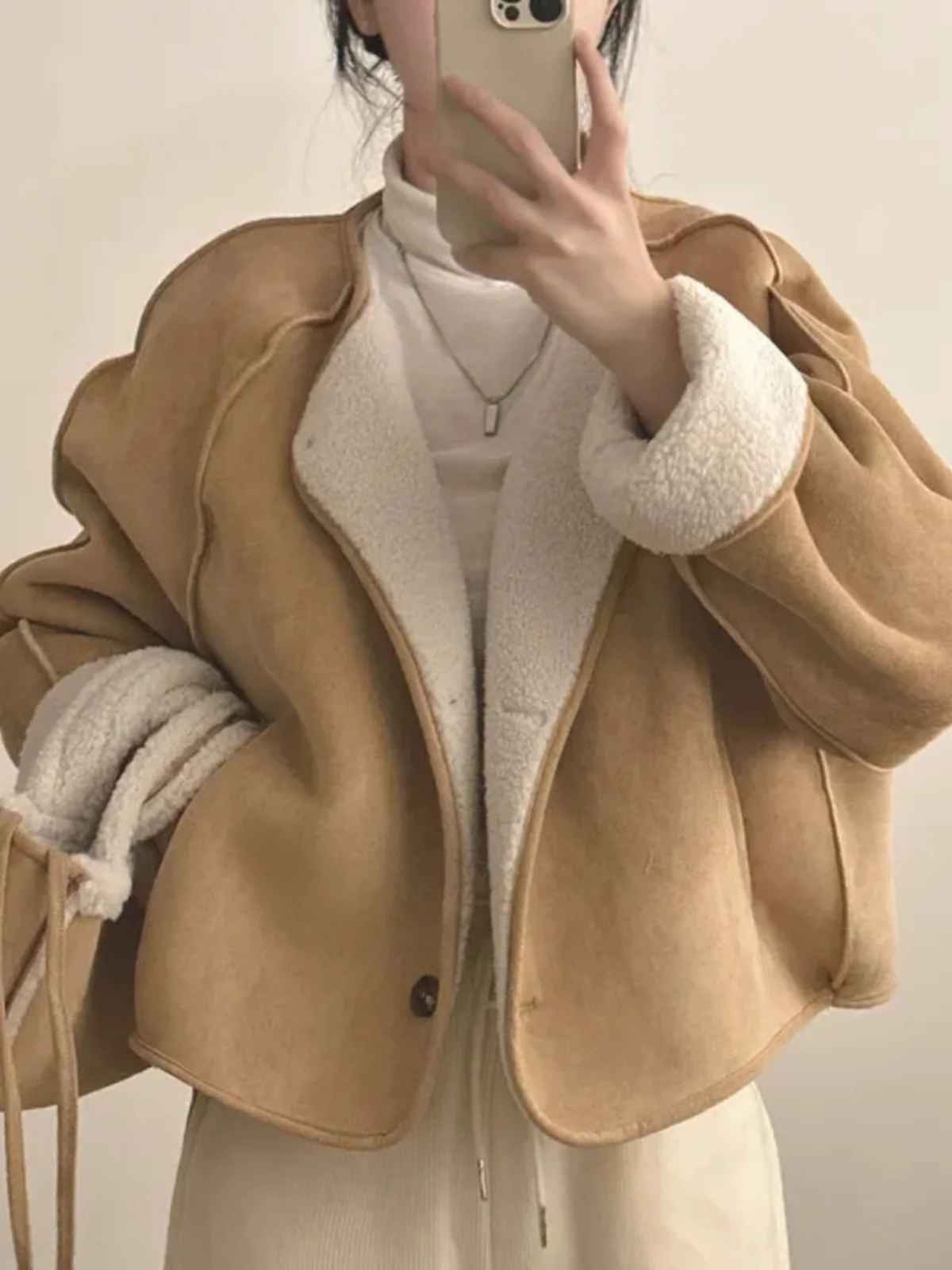 Stylish Short Women's Jacket Lamb Fur Thickened Winter Coat Korean Style Integrated Leather And Fur Trendy Commute Style
Stylish Short Women's Jacket Lamb Fur Thickened Winter Coat Korean Style Integrated Leather And Fur Trendy Commute Style