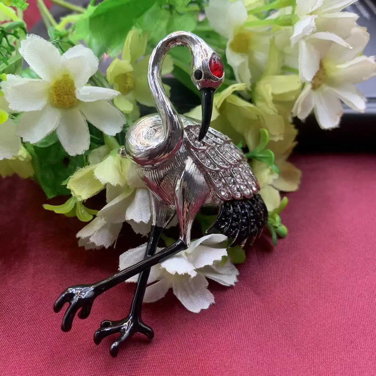 Baroque Luxury Vintage Red-crowned Crane Brooch for Men Women Jewelry Accessories Gift
Baroque Luxury Vintage Red-crowned Crane Brooch for Men Women Jewelry Accessories Gift