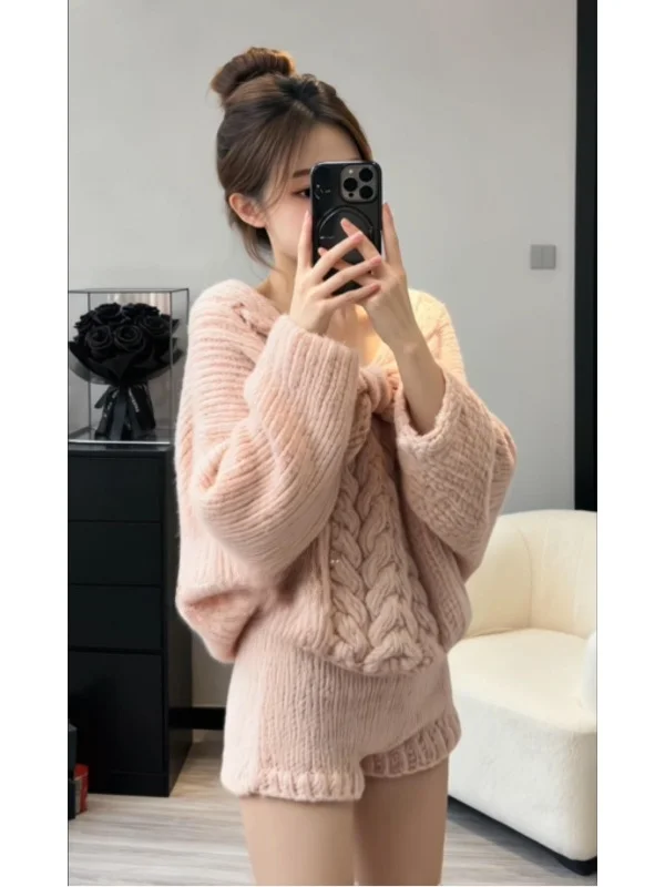Зима 202, женский модный розовый вязаный свитер с узлом, комплект из брюк, повседневные брюки в Корейском стиле, эластичная резинка с высокой талией
Зима 202, женский модный розовый вязаный свитер с узлом, комплект из брюк, повседневные брюки в Корейском стиле, эластичная резинка с высокой талией
