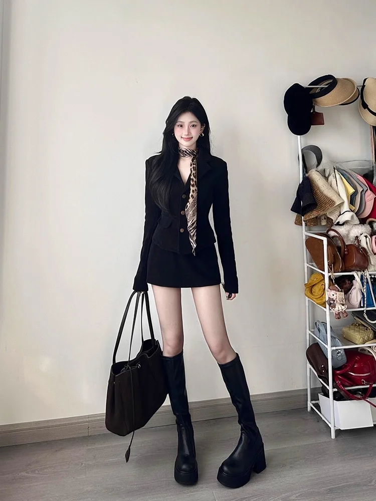 Hebe Style Black Suit Jacket Women's Winter New High-End Atmosphere Half-length Short Skirt Two-piece Set Fashionable Ensemble
Hebe Style Black Suit Jacket Women's Winter New High-End Atmosphere Half-length Short Skirt Two-piece Set Fashionable Ensemble