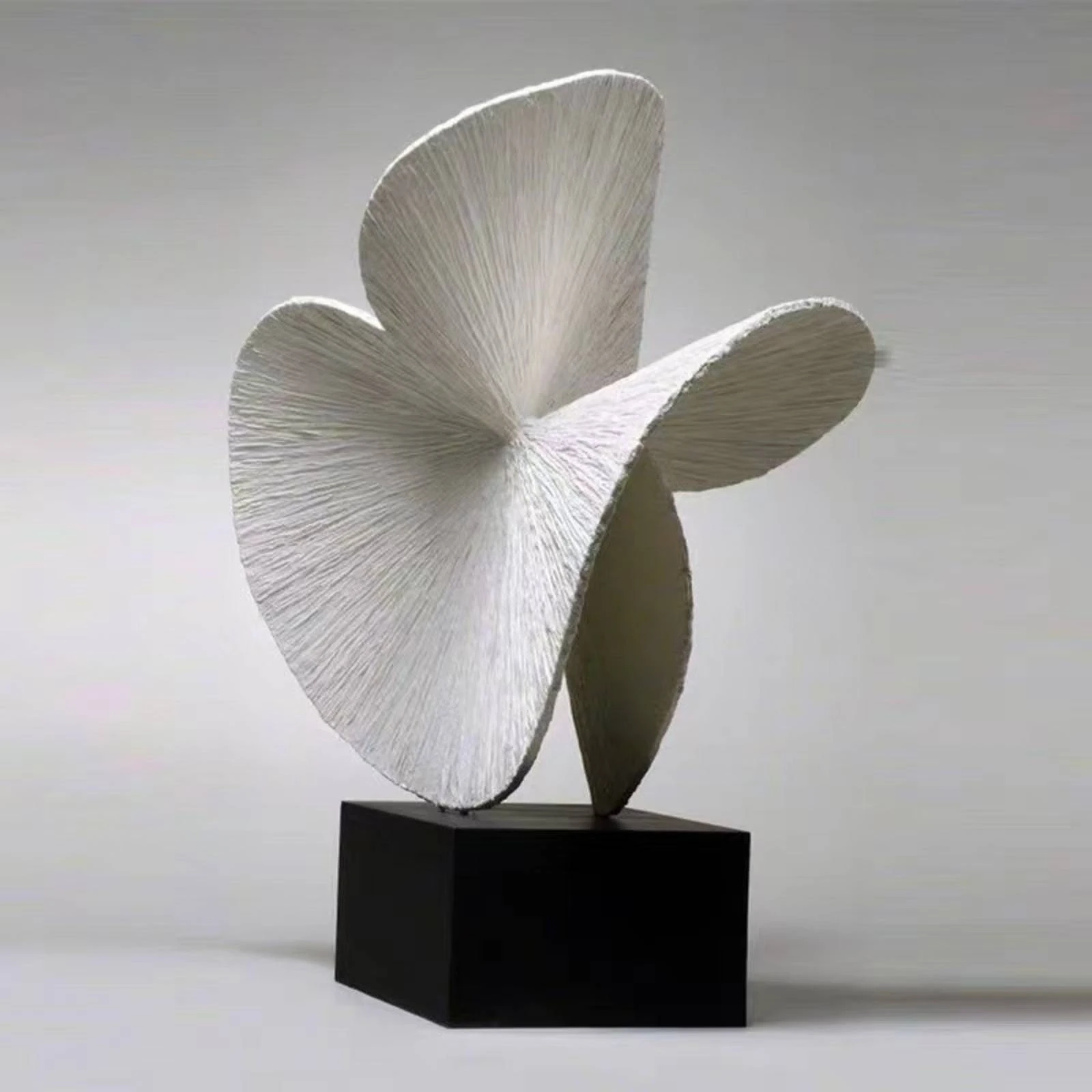 Petal-Like Sculpture Ornament White Abstract Resin Sculpture Geometric Resin Ornament Ridged House Decoration Decorative
Petal-Like Sculpture Ornament White Abstract Resin Sculpture Geometric Resin Ornament Ridged House Decoration Decorative
