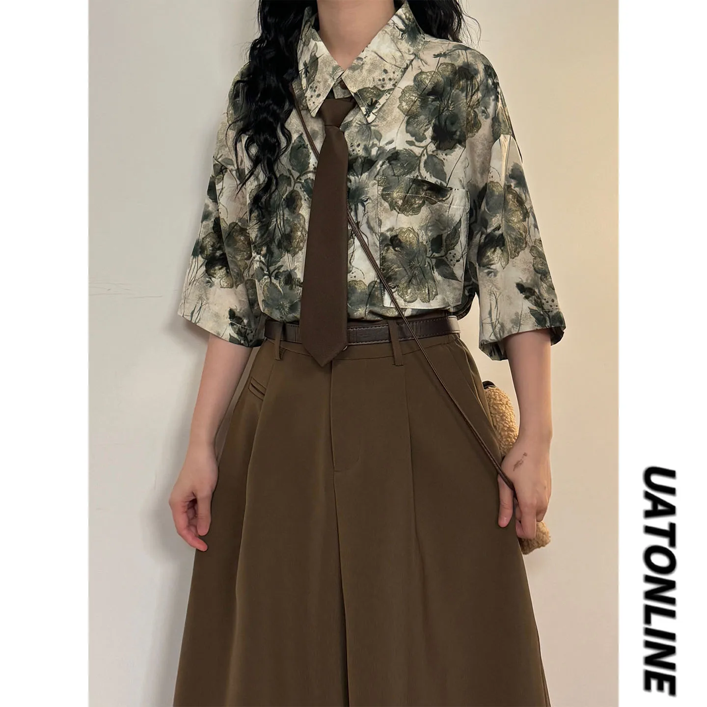 UATONLINE2026 Summer American Retro Graffiti Print Short Sleeve Casual Loose Fit Street Style Women's Shirt Breathable Anti-S...
UATONLINE2026 Summer American Retro Graffiti Print Short Sleeve Casual Loose Fit Street Style Women's Shirt Breathable Anti-S...