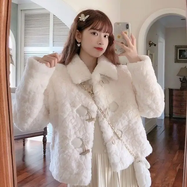 Winter Thickened Lamb Wool Jackets For Women Casual Long Sleeve Horn Buckle Lapel Outwear Female Loose Warm Faux Fur Coats
Winter Thickened Lamb Wool Jackets For Women Casual Long Sleeve Horn Buckle Lapel Outwear Female Loose Warm Faux Fur Coats