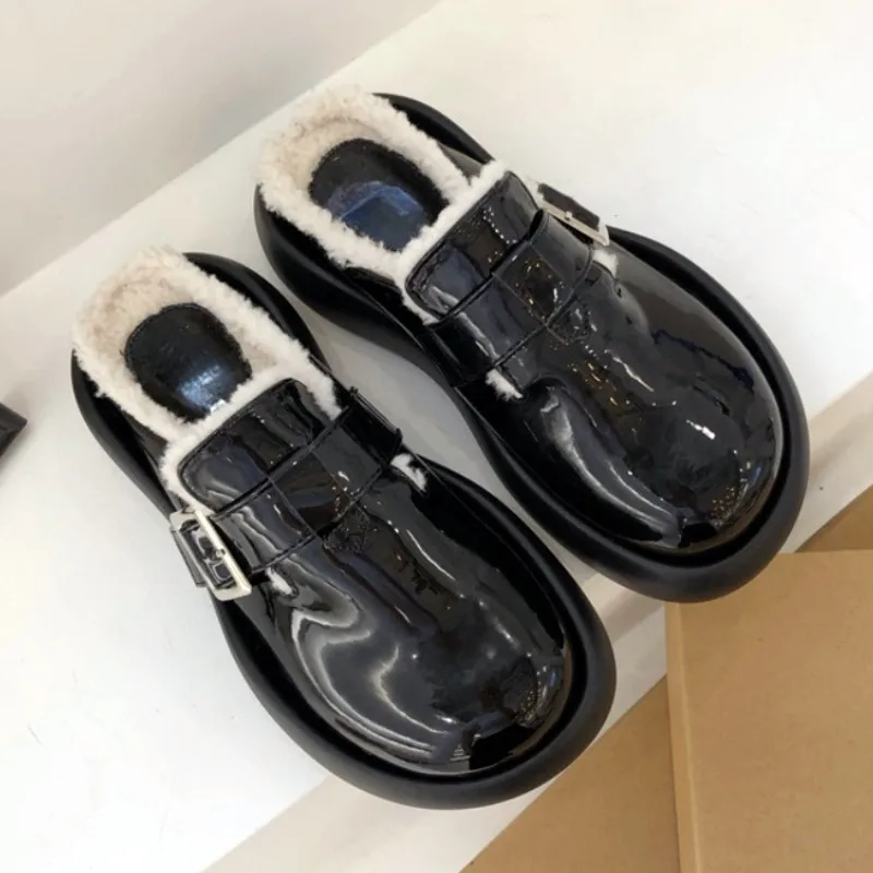 Fashion Winter Leather Plush Slippers Women Outdoor Warm Waterproof Garden Shoes Casual Buckle Round Toe Ladies Flat Mules Shoes
Fashion Winter Leather Plush Slippers Women Outdoor Warm Waterproof Garden Shoes Casual Buckle Round Toe Ladies Flat Mules Shoes