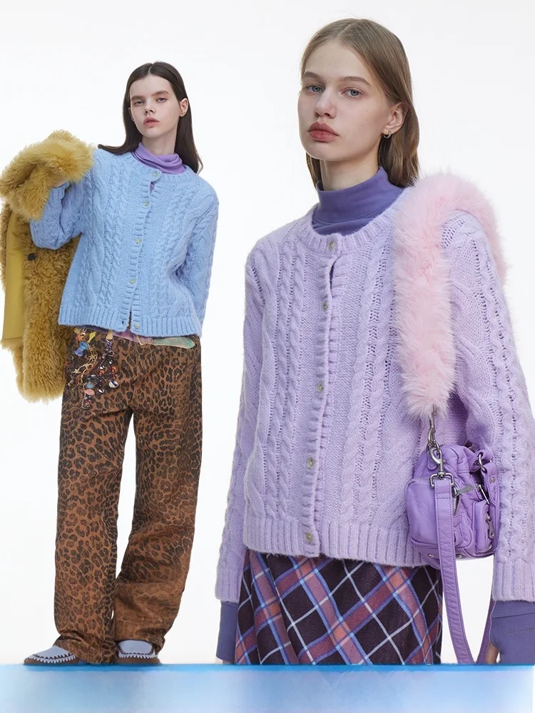 DNT Зимний новый повседневный свитер-кардиган с круглым вырезом и узором косы, вязаный топ из мягкой нейлоновой смеси, с длинными рукавами, теплый, молодежный
DNT Зимний новый повседневный свитер-кардиган с круглым вырезом и узором косы, вязаный топ из мягкой нейлоновой смеси, с длинными рукавами, теплый, молодежный