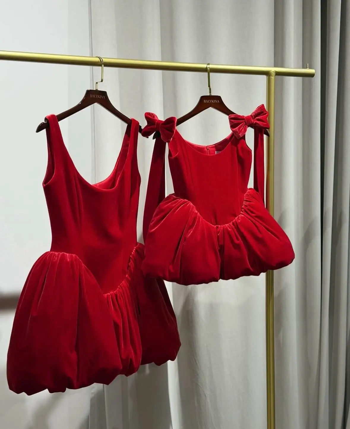 Velvet Flower Girl Dress Red Wedding Party Dress for Little Girls Mini Toddler Pageant Ball Gowns Bows Square Communion Dress
Velvet Flower Girl Dress Red Wedding Party Dress for Little Girls Mini Toddler Pageant Ball Gowns Bows Square Communion Dress