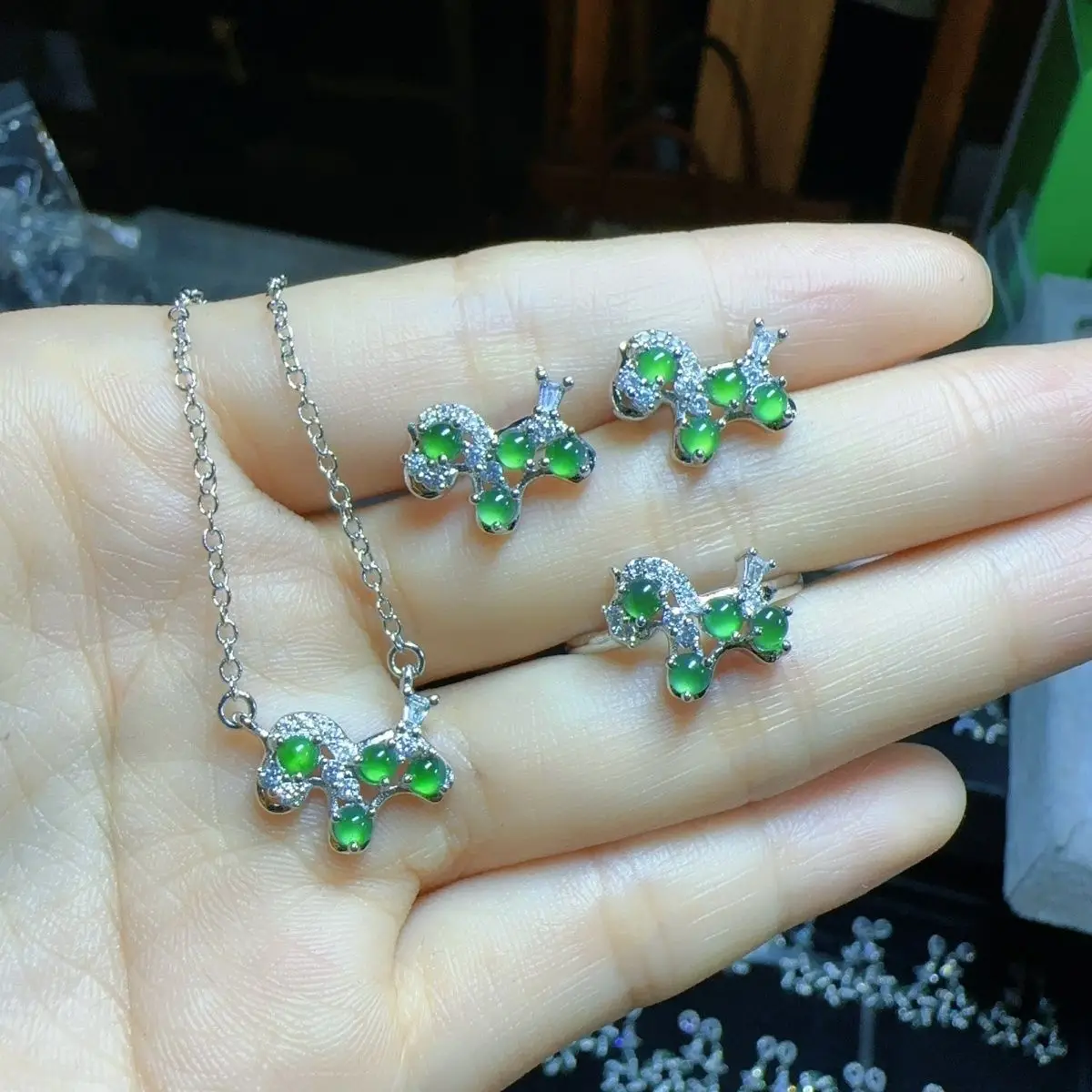 Natural A jadeite ice green egg surface pony stud earrings pendant necklace three-piece set
Natural A jadeite ice green egg surface pony stud earrings pendant necklace three-piece set