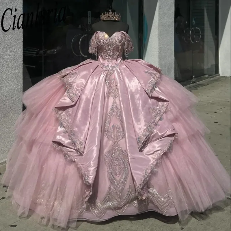 Розовые кристаллы и бисерные оборки, платья Quinceanera, бальное платье с открытыми плечами, аппликации, кружево, сладкий 15 лет, мексиканский индивидуальный заказ
Розовые кристаллы и бисерные оборки, платья Quinceanera, бальное платье с открытыми плечами, аппликации, кружево, сладкий 15 лет, мексиканский индивидуальный заказ