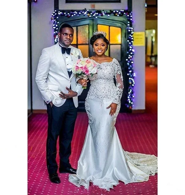 Customize Luxury Wedding Dresses Scoop Sheer Lace Appliqued Long Sleeves Chapel Train Length African Black Girl Bridal Gowns
Customize Luxury Wedding Dresses Scoop Sheer Lace Appliqued Long Sleeves Chapel Train Length African Black Girl Bridal Gowns