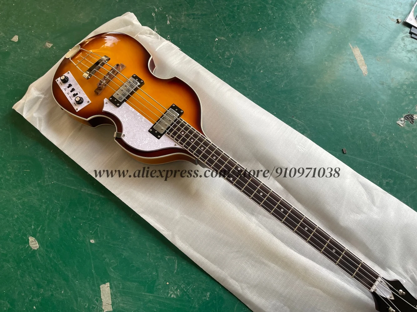 Sunset bass, 4-string semi-hollow bass, maple plywood, rosewood fingerboard, white pearl pickup guard
Sunset bass, 4-string semi-hollow bass, maple plywood, rosewood fingerboard, white pearl pickup guard