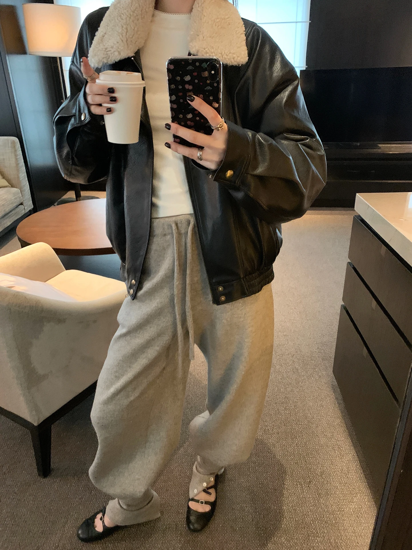 Шикарные утепленные шерстяные вязаные брюки Laid-ba: свободные, с эластичным поясом, струящиеся, прямые, широкие штанины, повседневные женские брюки-джоггеры
Шикарные утепленные шерстяные вязаные брюки Laid-ba: свободные, с эластичным поясом, струящиеся, прямые, широкие штанины, повседневные женские брюки-джоггеры