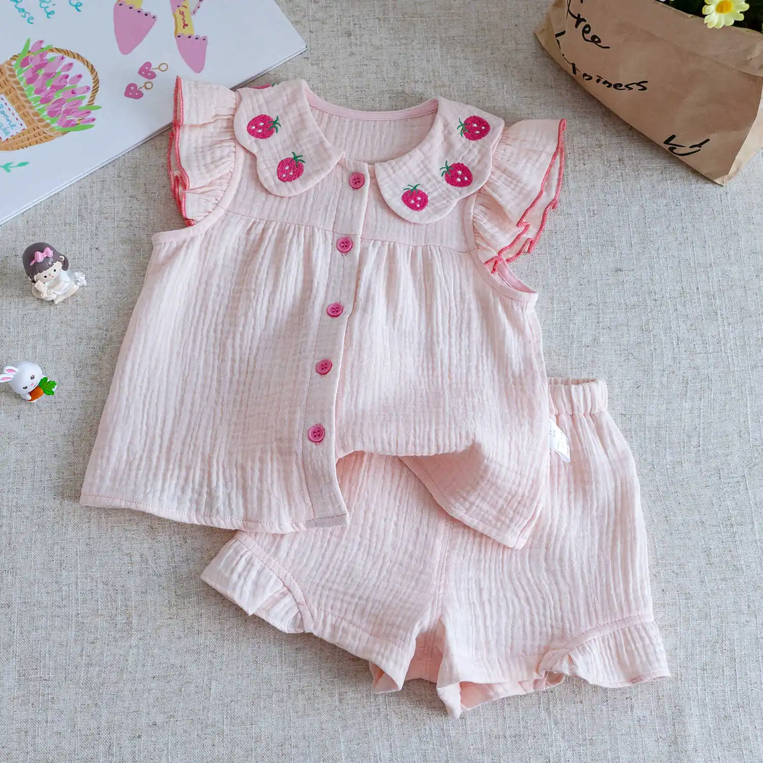 Летняя детская милая милая рубашка с вышивкой клубники + шорты, комплект из хлопка в корейском стиле, дышащая повседневная одежда из двух предметов для девочек
Летняя детская милая милая рубашка с вышивкой клубники + шорты, комплект из хлопка в корейском стиле, дышащая повседневная одежда из двух предметов для девочек