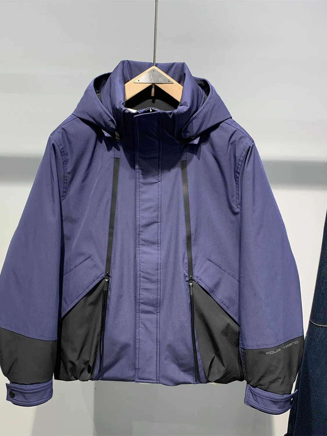 Мужская модная зимняя куртка свободного кроя с капюшоном, в стиле пэчворк, с цветовыми блоками, наполнителем из 90% белого утиного пуха, повседневная
Мужская модная зимняя куртка свободного кроя с капюшоном, в стиле пэчворк, с цветовыми блоками, наполнителем из 90% белого утиного пуха, повседневная