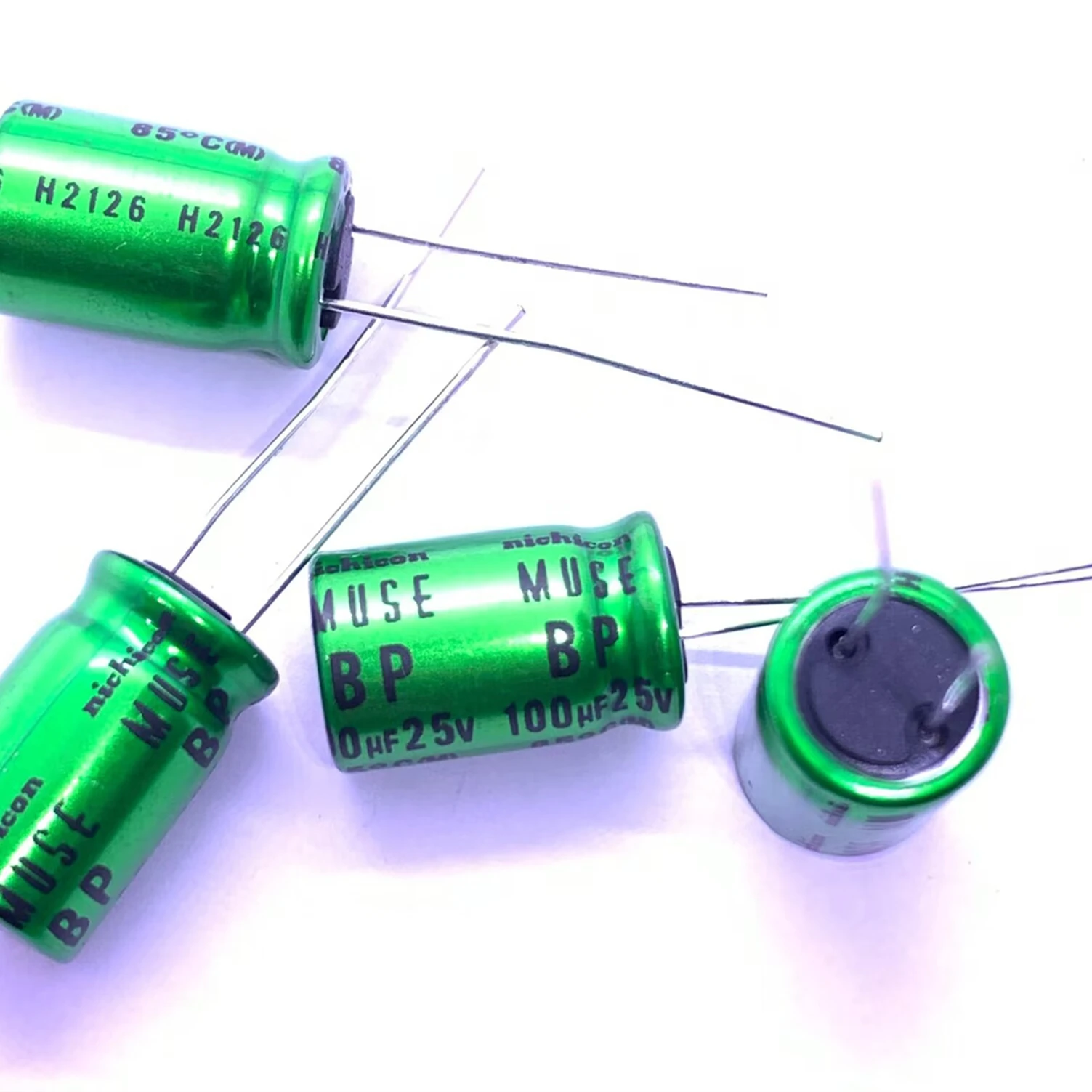 100UF25V 1016MM BP Non-polar green gold copper lead MUSE series audio aluminum electrolytic capacitor
100UF25V 1016MM BP Non-polar green gold copper lead MUSE series audio aluminum electrolytic capacitor