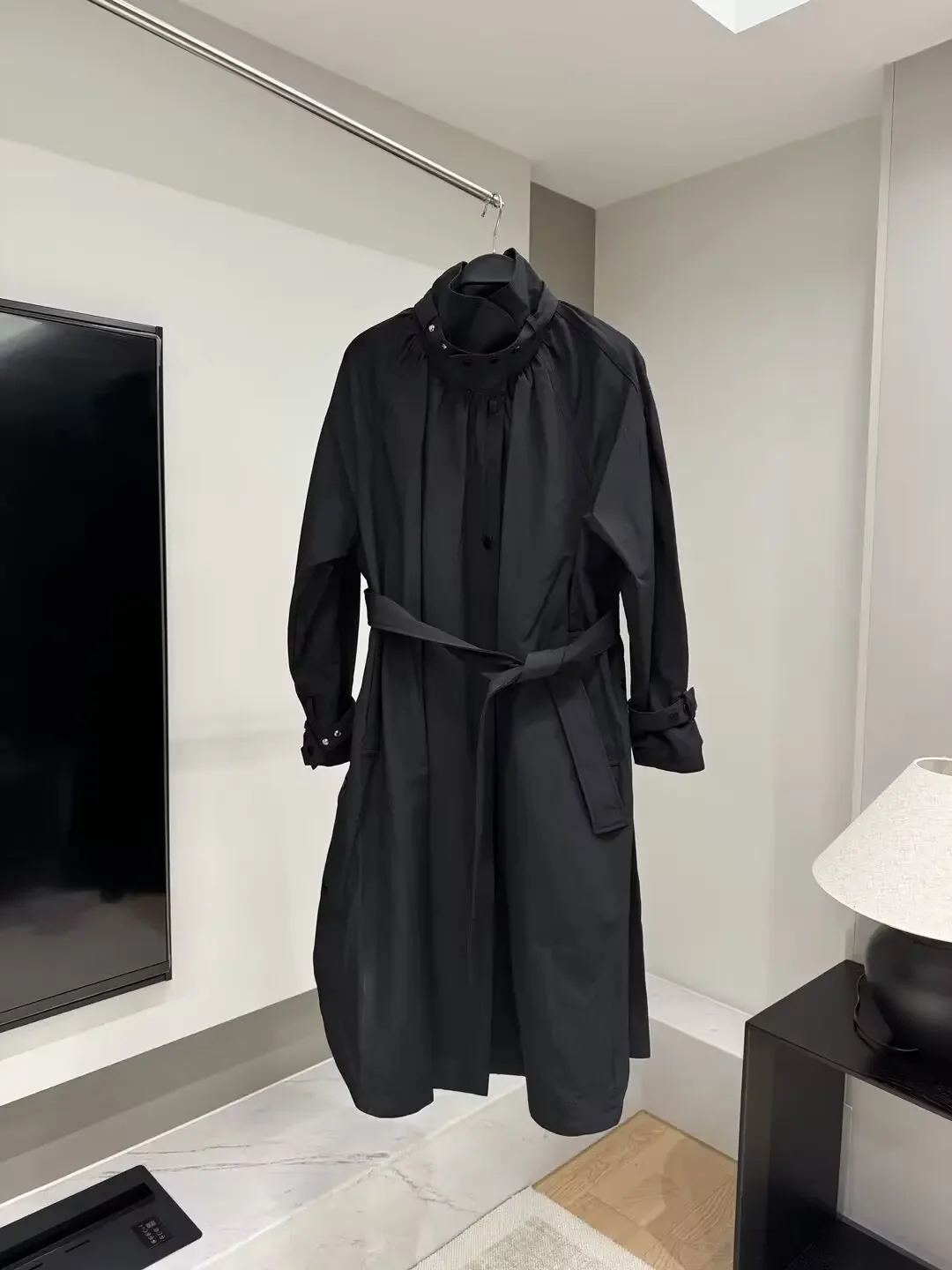 Women's new fashion with belt loose side pockets stand collar pleated trench retro long sleeved button up women's coat chic top
Women's new fashion with belt loose side pockets stand collar pleated trench retro long sleeved button up women's coat chic top