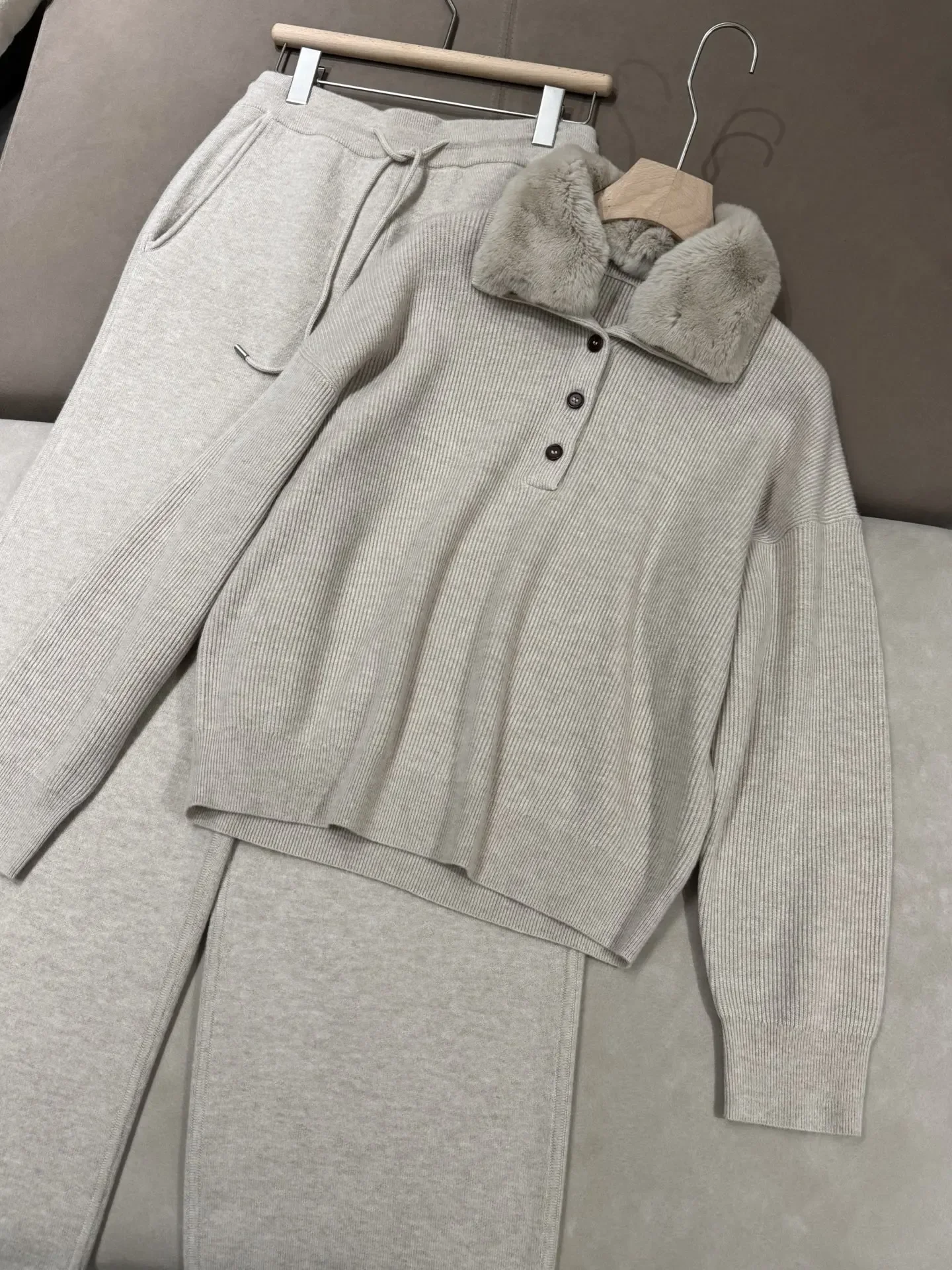Autumn Winter Women's 2-Piece Set Detachable Fur Collar Front Buttons Sweater + Elastic Waist Long Pants Retro Knitted Suits
Autumn Winter Women's 2-Piece Set Detachable Fur Collar Front Buttons Sweater + Elastic Waist Long Pants Retro Knitted Suits