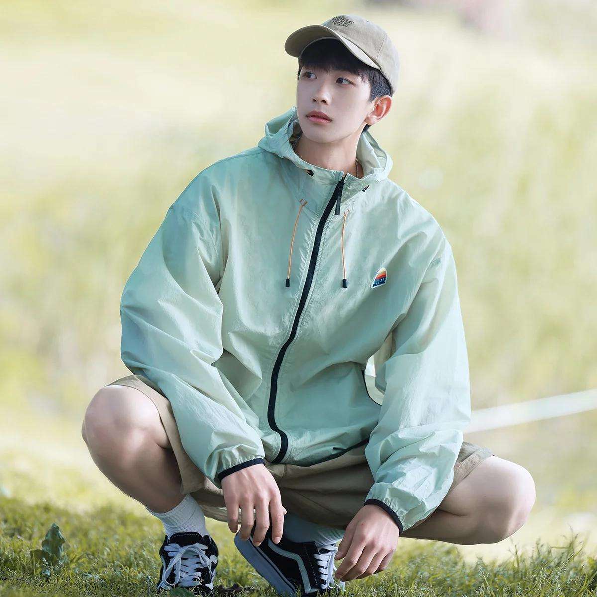 Мужская летняя куртка из ледяного шелка свободного кроя с защитой от УФ-излучения, тонкая, в американском стиле, модный бренд, верхняя одежда с защитой от УФ-лучей
Мужская летняя куртка из ледяного шелка свободного кроя с защитой от УФ-излучения, тонкая, в американском стиле, модный бренд, верхняя одежда с защитой от УФ-лучей