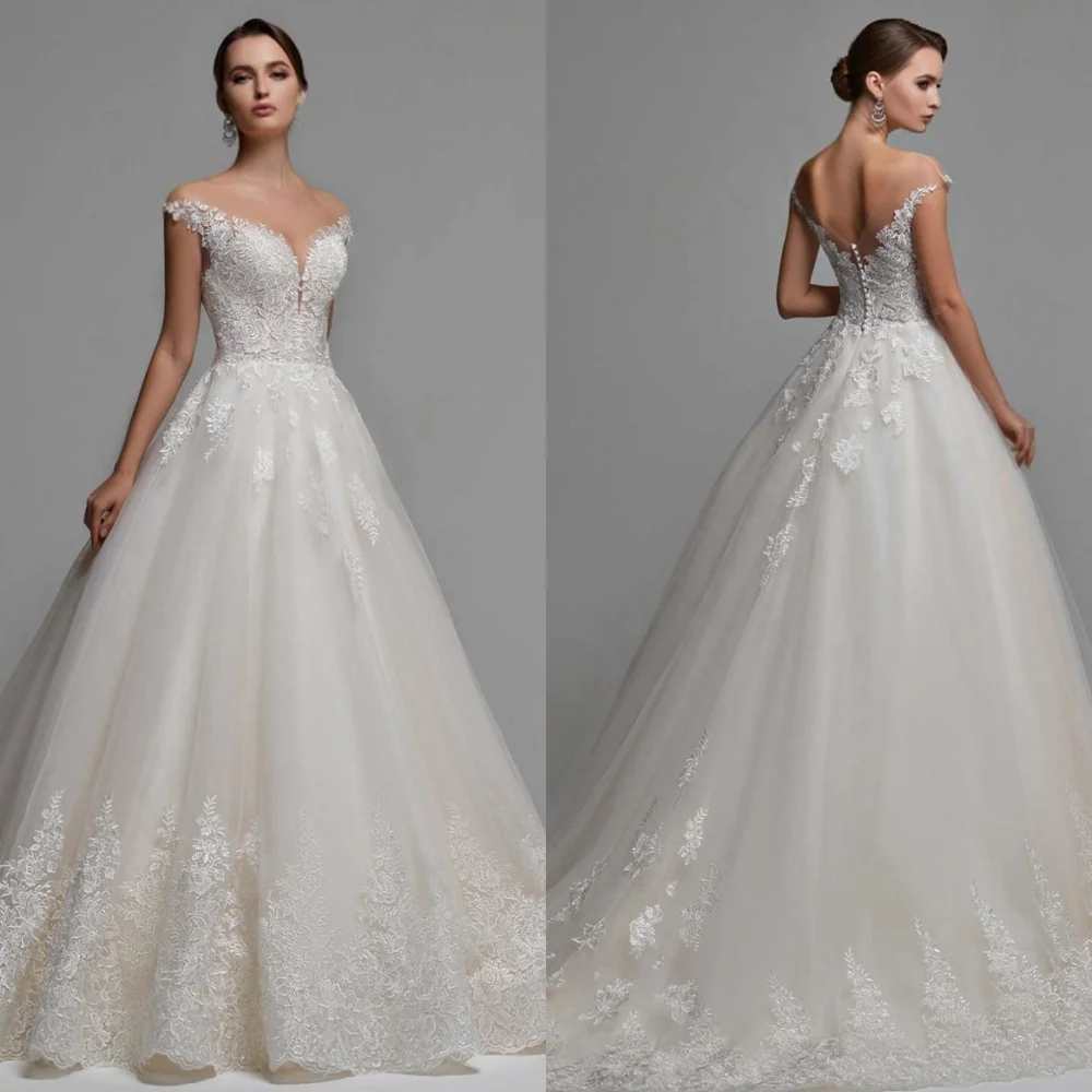 Customized White Tulle Bridal Gowns Elegant Strapless Off the Shoulder Wedding Dress Chapel Train Buttons Back Vestido De Novia
Customized White Tulle Bridal Gowns Elegant Strapless Off the Shoulder Wedding Dress Chapel Train Buttons Back Vestido De Novia