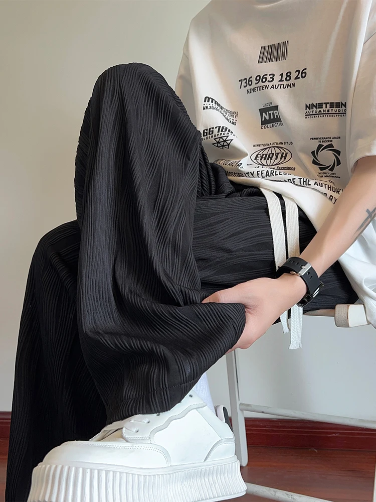 Мужские повседневные брюки из ледяного шелка, летние тонкие брюки с защитой от солнца, свободные прямые брюки с волнистой текстурой, модные и стильные
Мужские повседневные брюки из ледяного шелка, летние тонкие брюки с защитой от солнца, свободные прямые брюки с волнистой текстурой, модные и стильные