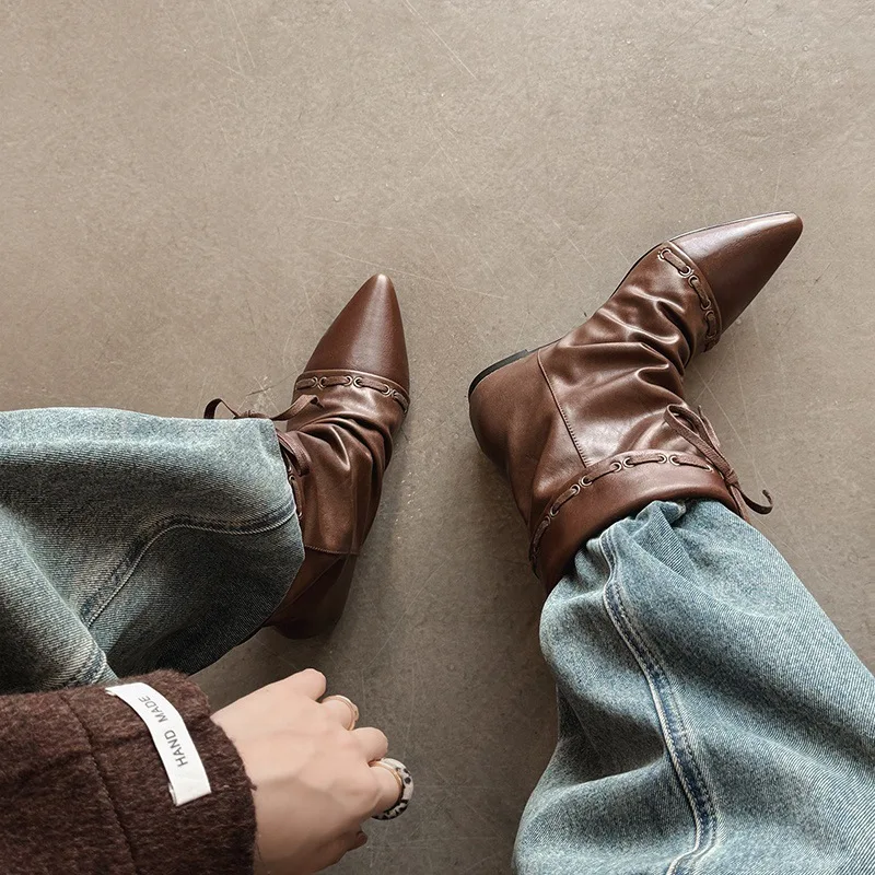 Arden Furtado Autumn Brown cowhide Increased Internal Lace up Short boots Pointed toe pull-on Middle heel Pleated Western boots
Arden Furtado Autumn Brown cowhide Increased Internal Lace up Short boots Pointed toe pull-on Middle heel Pleated Western boots