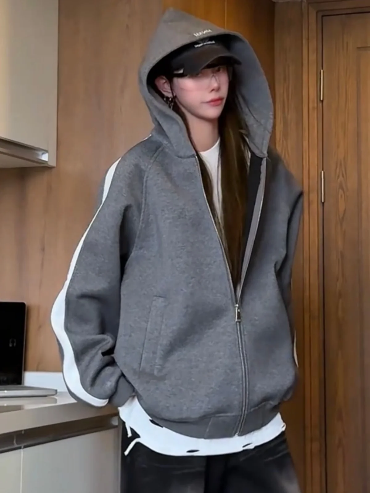 Осенняя американская утепленная толстовка-кардиган с капюшоном и цветными вставками, унисекс, модная универсальная повседневная верхняя одежда для активного отдыха
Осенняя американская утепленная толстовка-кардиган с капюшоном и цветными вставками, унисекс, модная универсальная повседневная верхняя одежда для активного отдыха